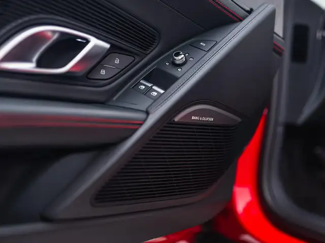 Audi R8 view 11