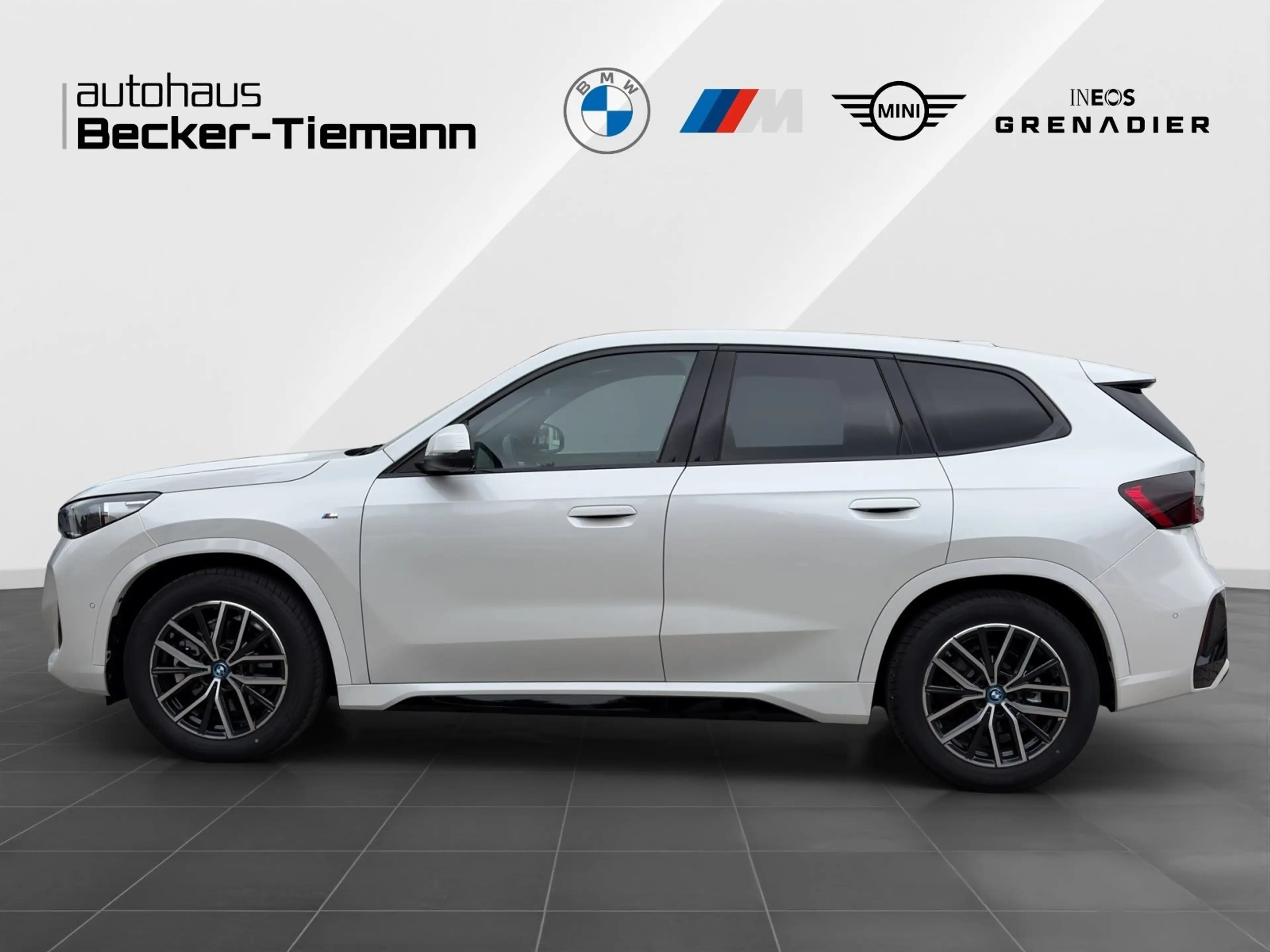 BMW iX 1 xDrive30 M-Sport AHK Head-Up DrivAssProf. ParkAs — photo 3