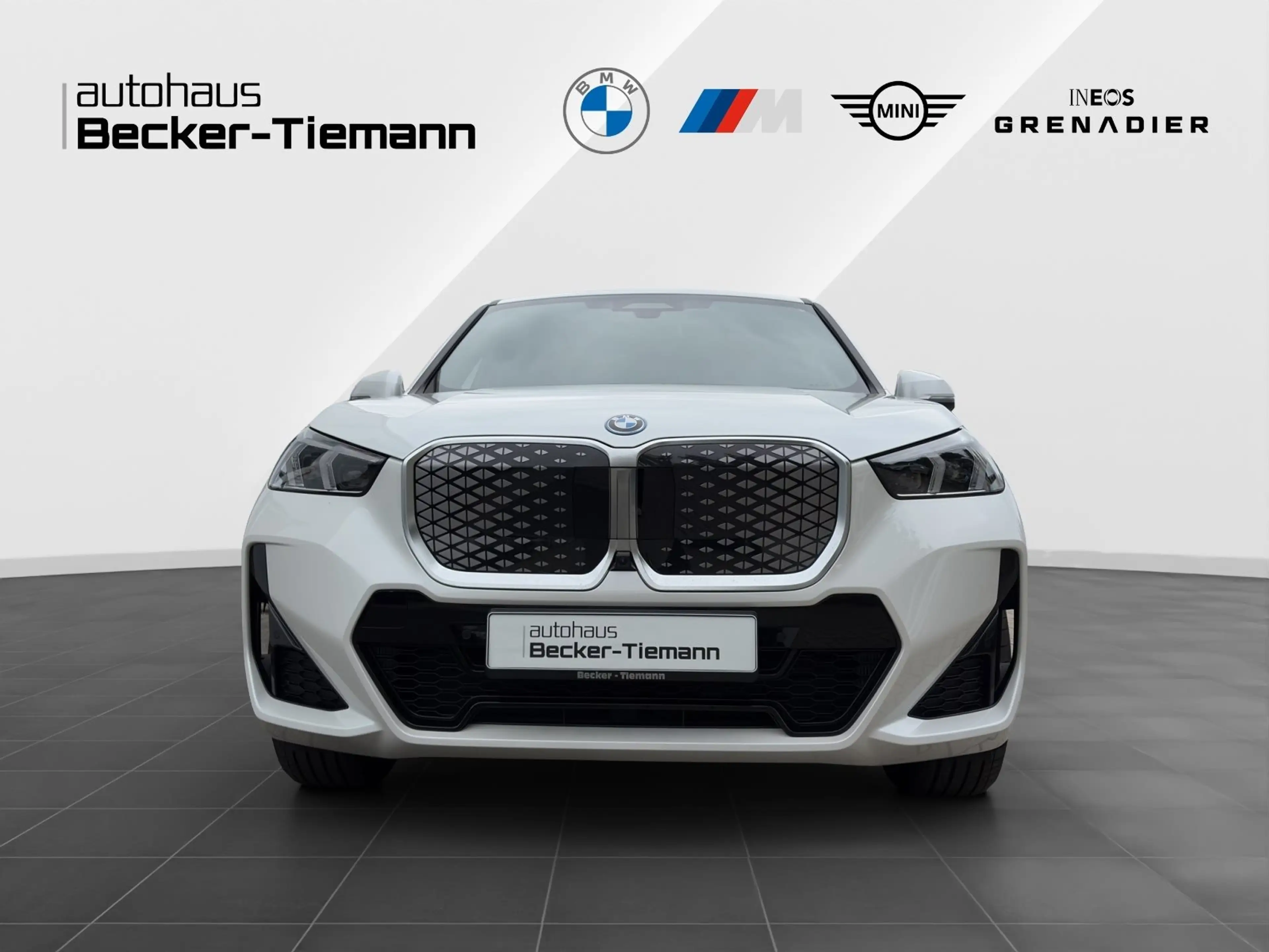 BMW iX 1 xDrive30 M-Sport AHK Head-Up DrivAssProf. ParkAs — photo 2