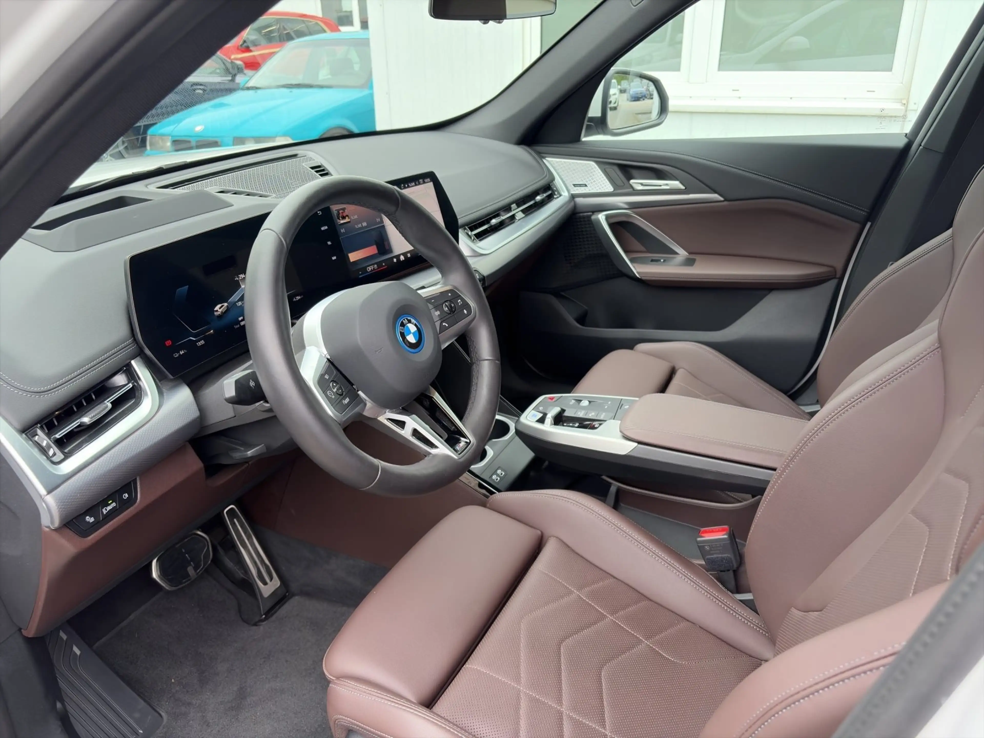 BMW iX 1 xDrive30 M-Sport AHK Head-Up DrivAssProf. ParkAs — photo 15