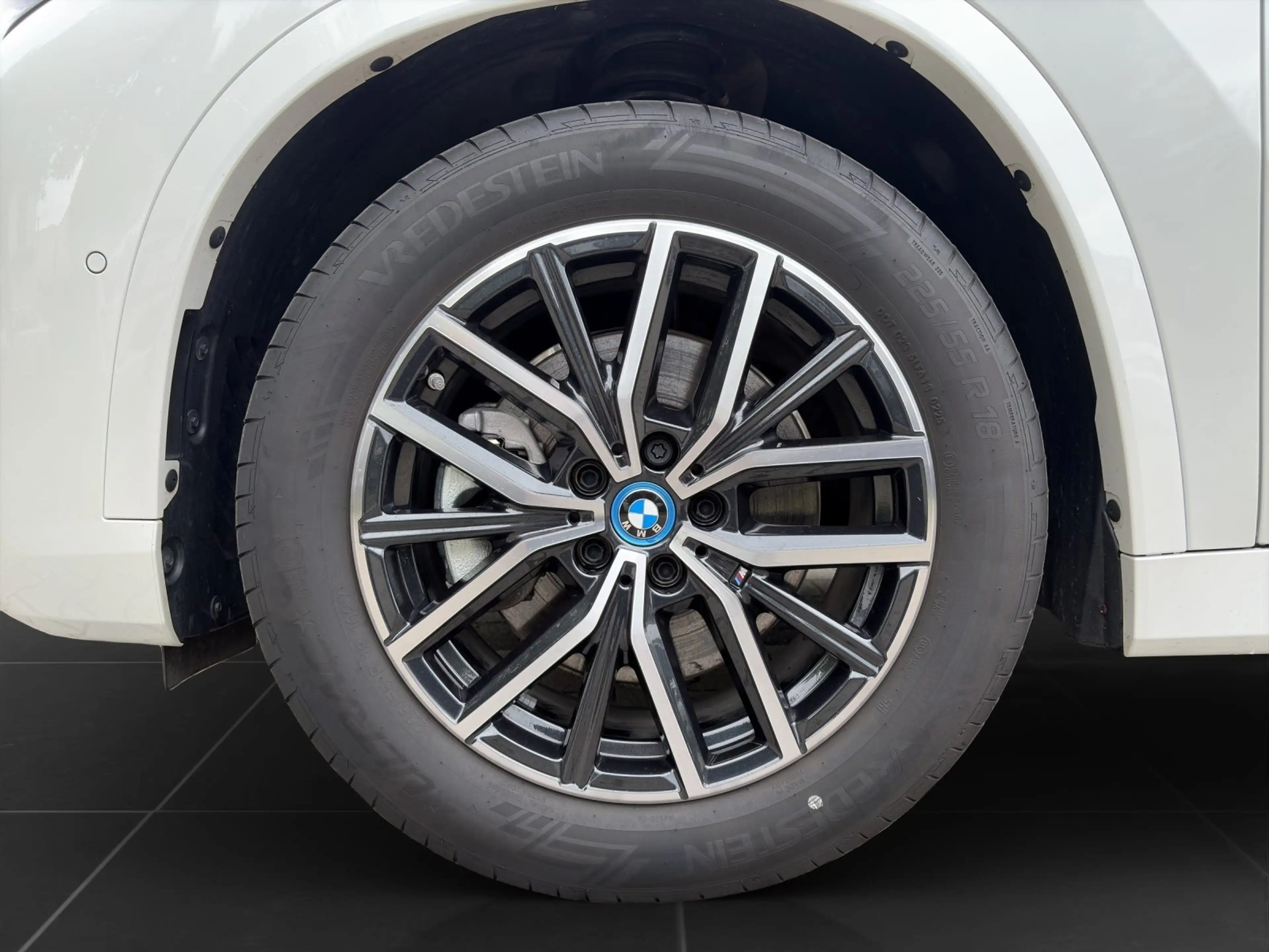 BMW iX 1 xDrive30 M-Sport AHK Head-Up DrivAssProf. ParkAs — photo 8