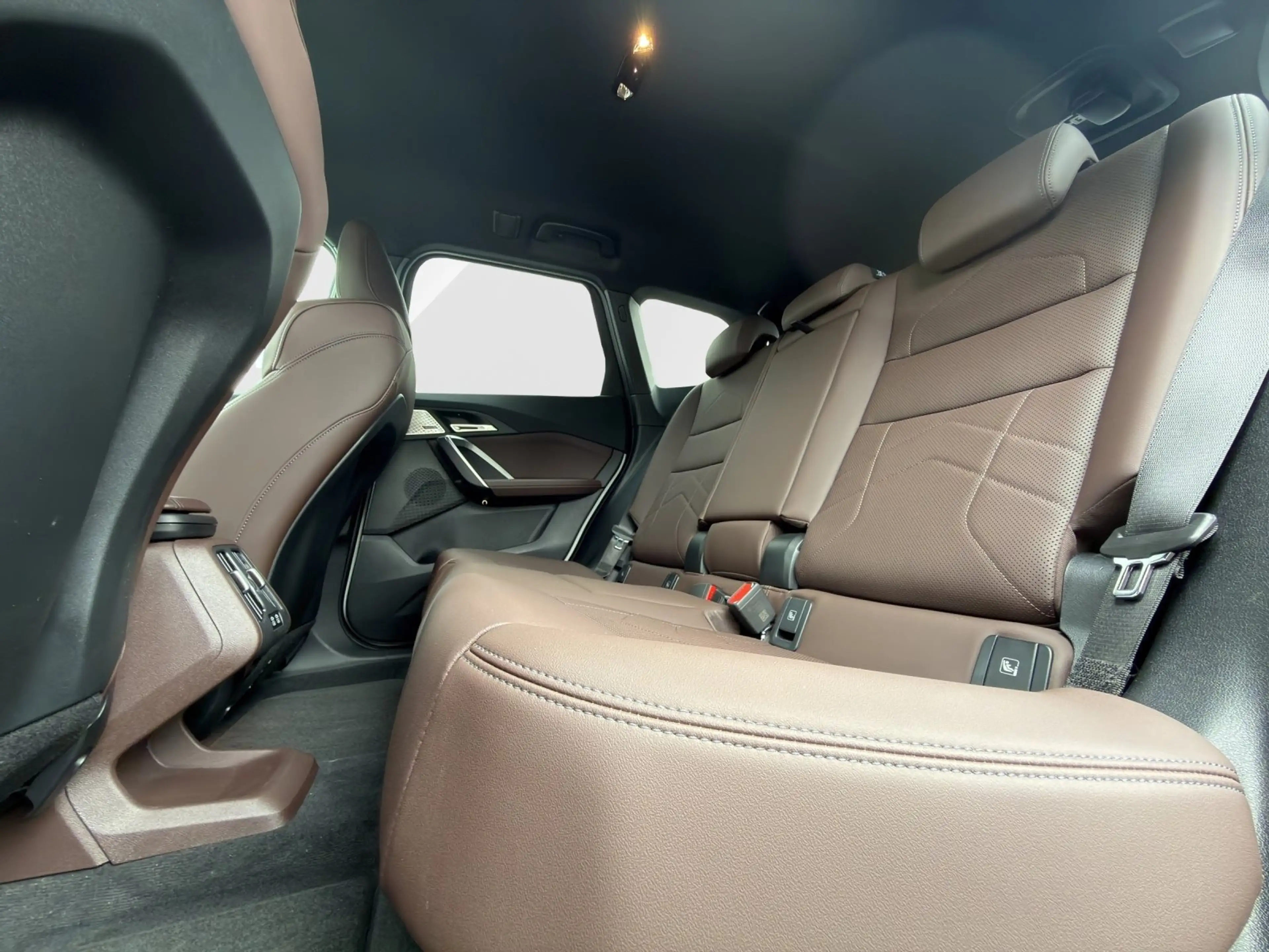 BMW iX 1 xDrive30 M-Sport AHK Head-Up DrivAssProf. ParkAs — photo 13