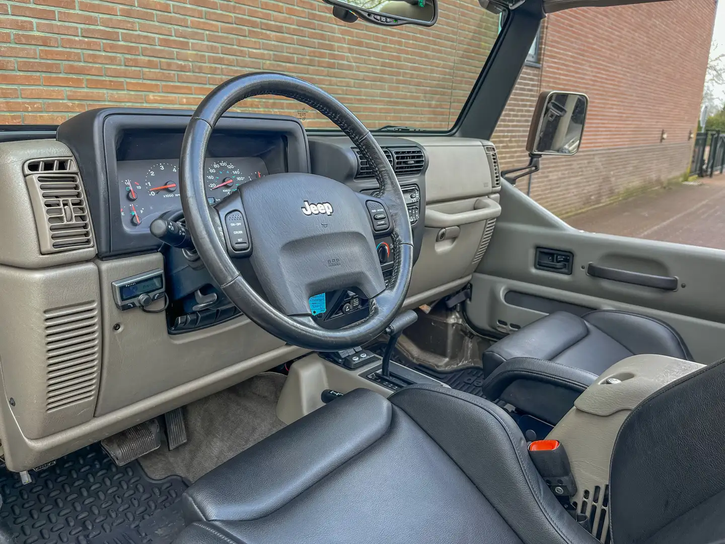 Jeep Wrangler 4.0i Automaat Sahara, Origineel NL, 79.000km NAP, Bruin - 2