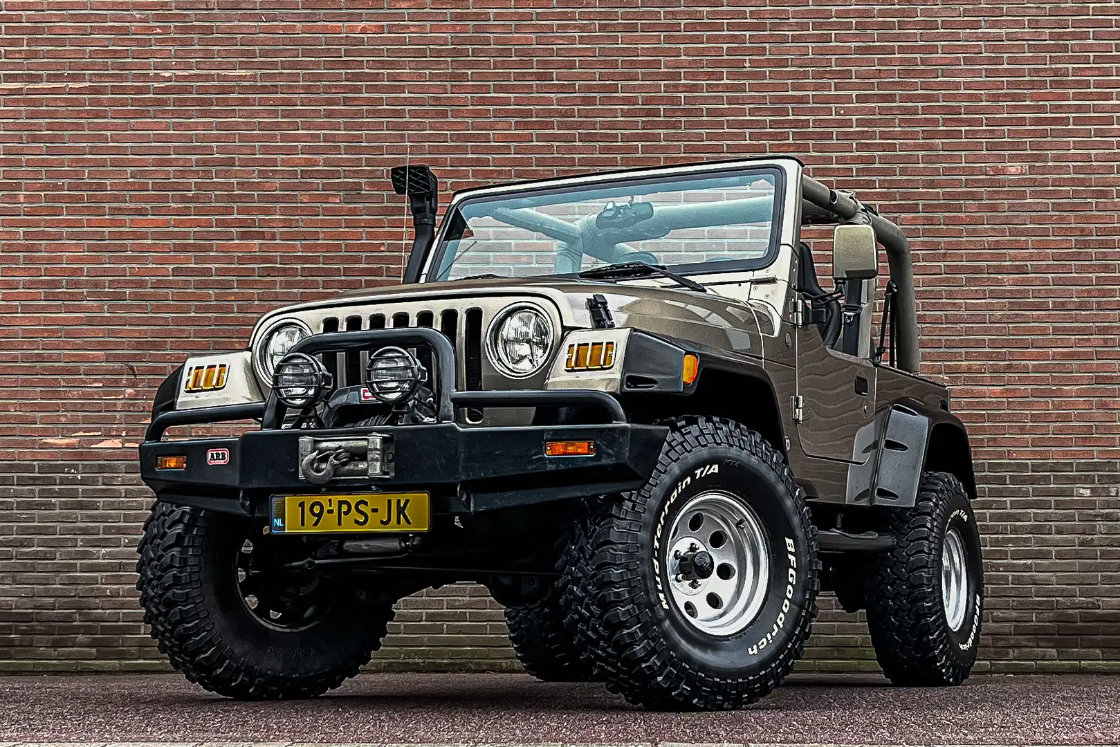 Jeep Wrangler 4.0i Automaat Sahara, Origineel NL, 79.000km NAP, Bruin - 1