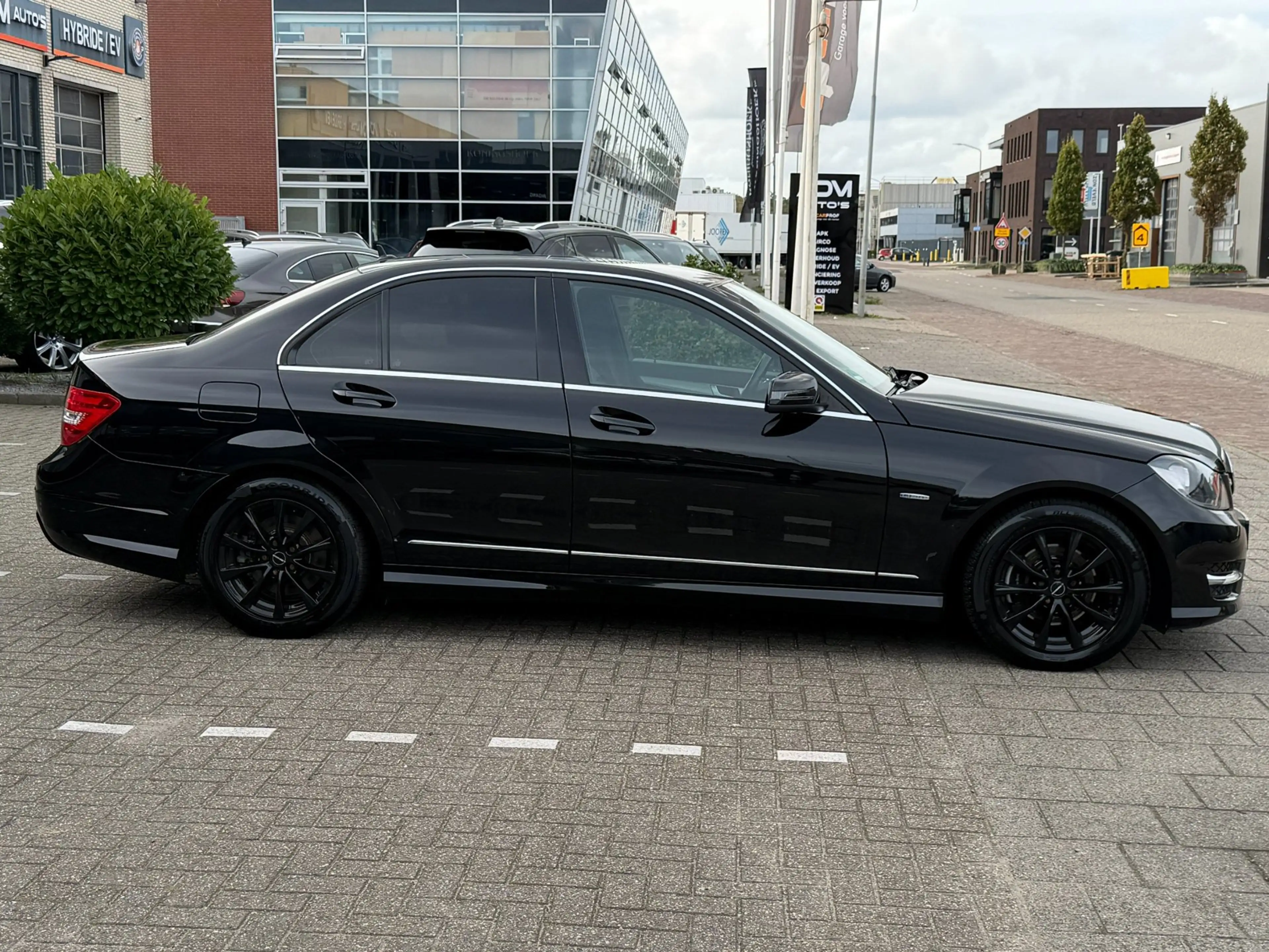 Mercedes-Benz C 180 CGI BlueEfficiency Avantgarde l AMG-Pakket — photo 12