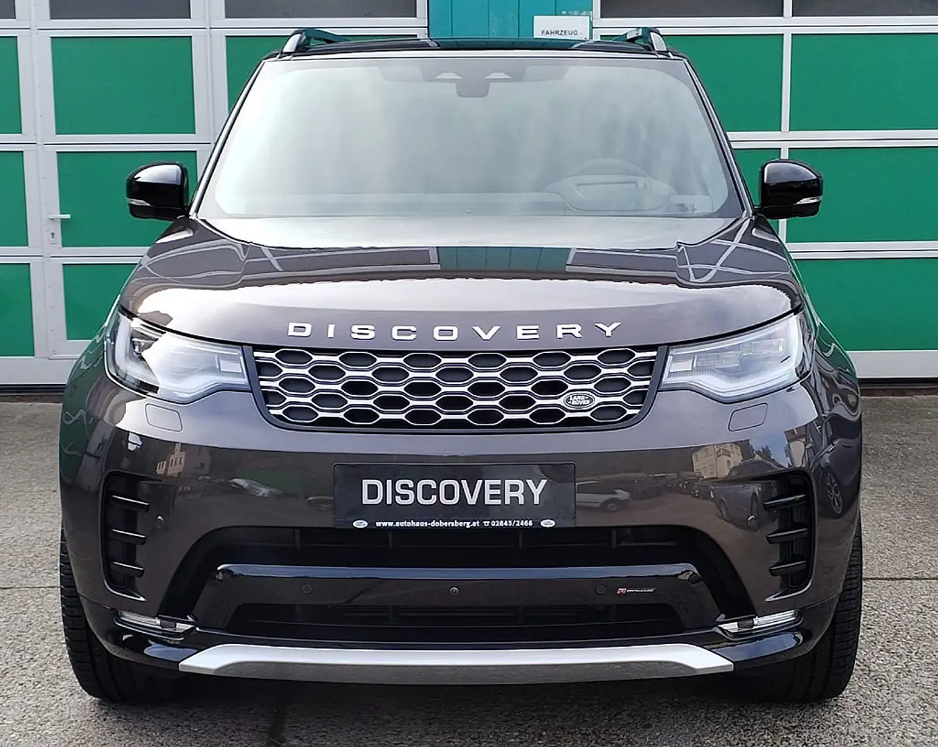 Land Rover Discovery 5 D300 AWD R-Dynamic Metropolis Edition Aut. Šedá - 2