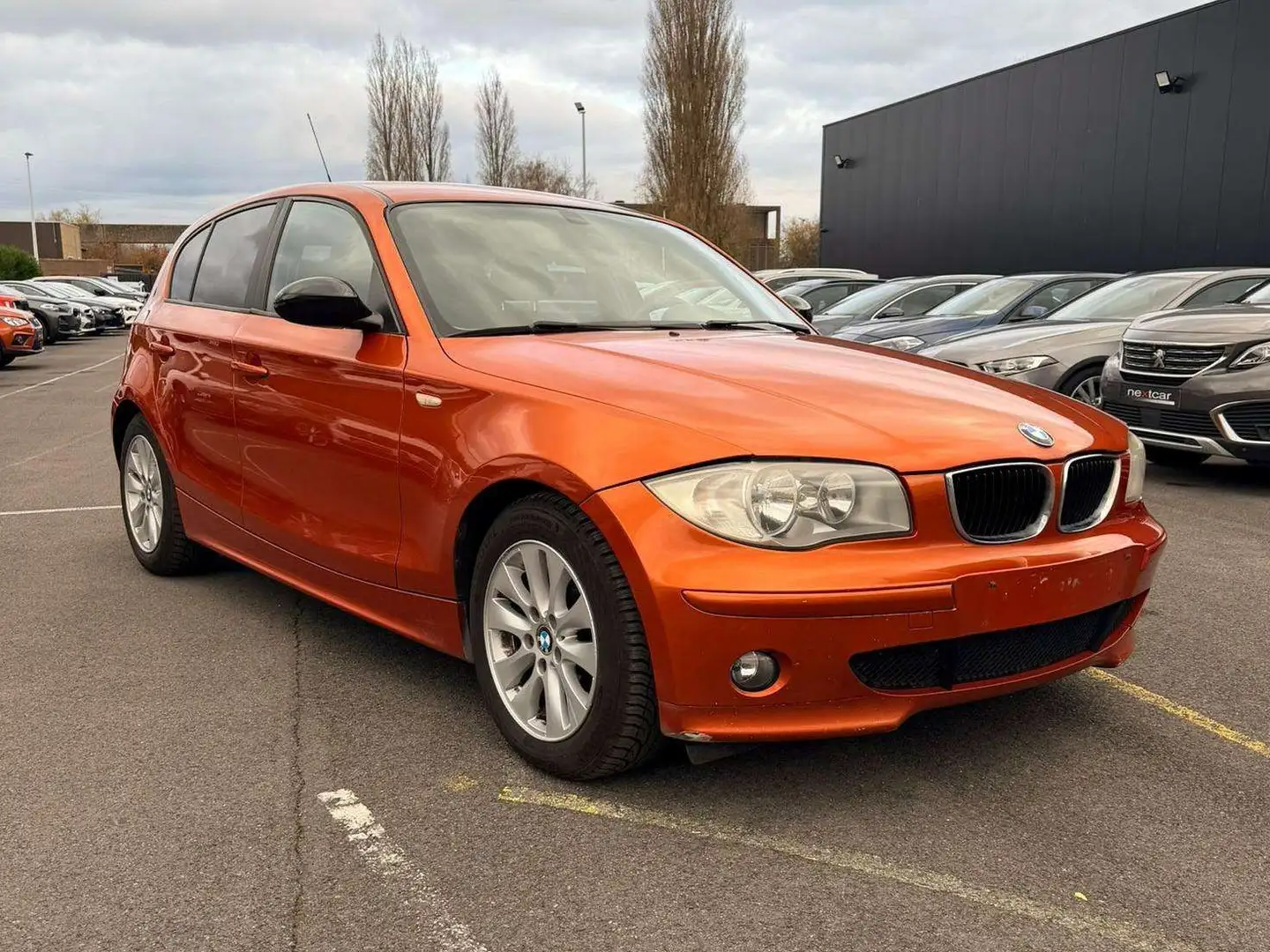 BMW 118 d Hatch *CUIR-BI ZONE-PDC AR-ATTELAGE* A EMPORTER Orange - 2