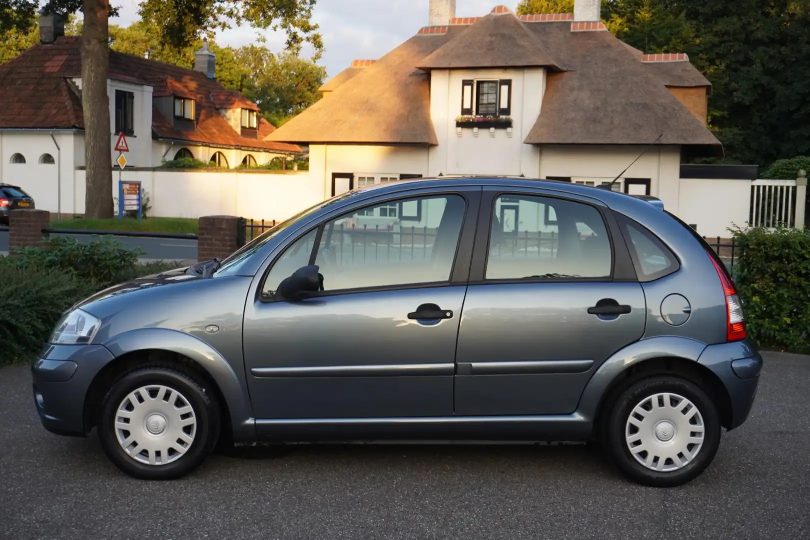 Citroen C3 1.4i Ambiance Airco Trekhaak Grijs - 2