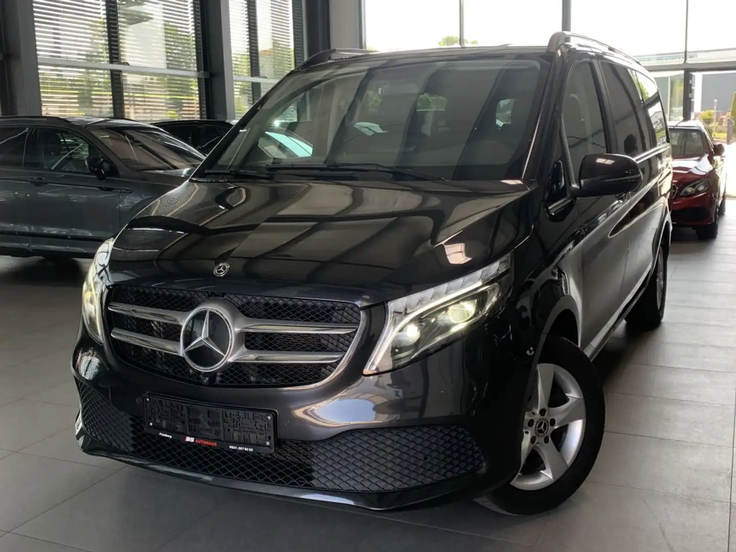 Mercedes-Benz V 300 d lang 4Matic 9G-TRONIC Avantgarde 7 Sitzer - 2
