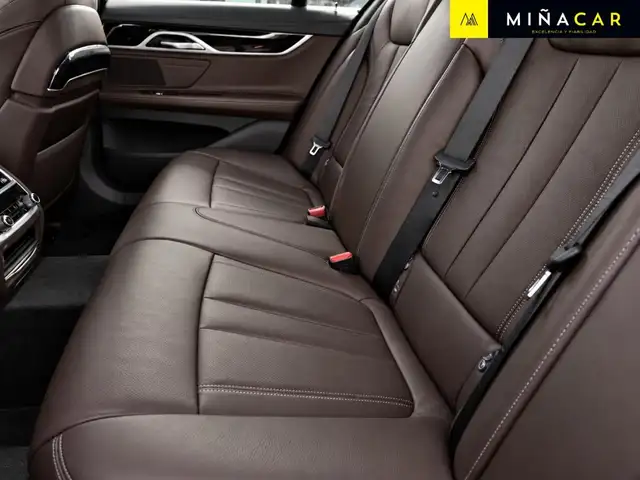 BMW 7 Series view 5