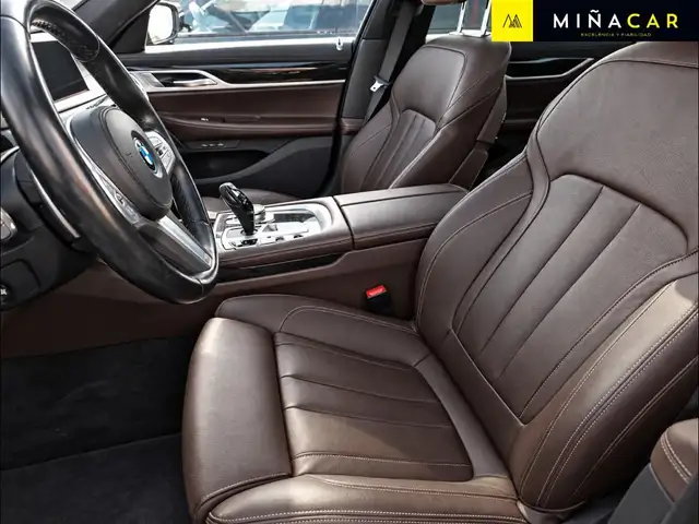 BMW 7 Series view 4