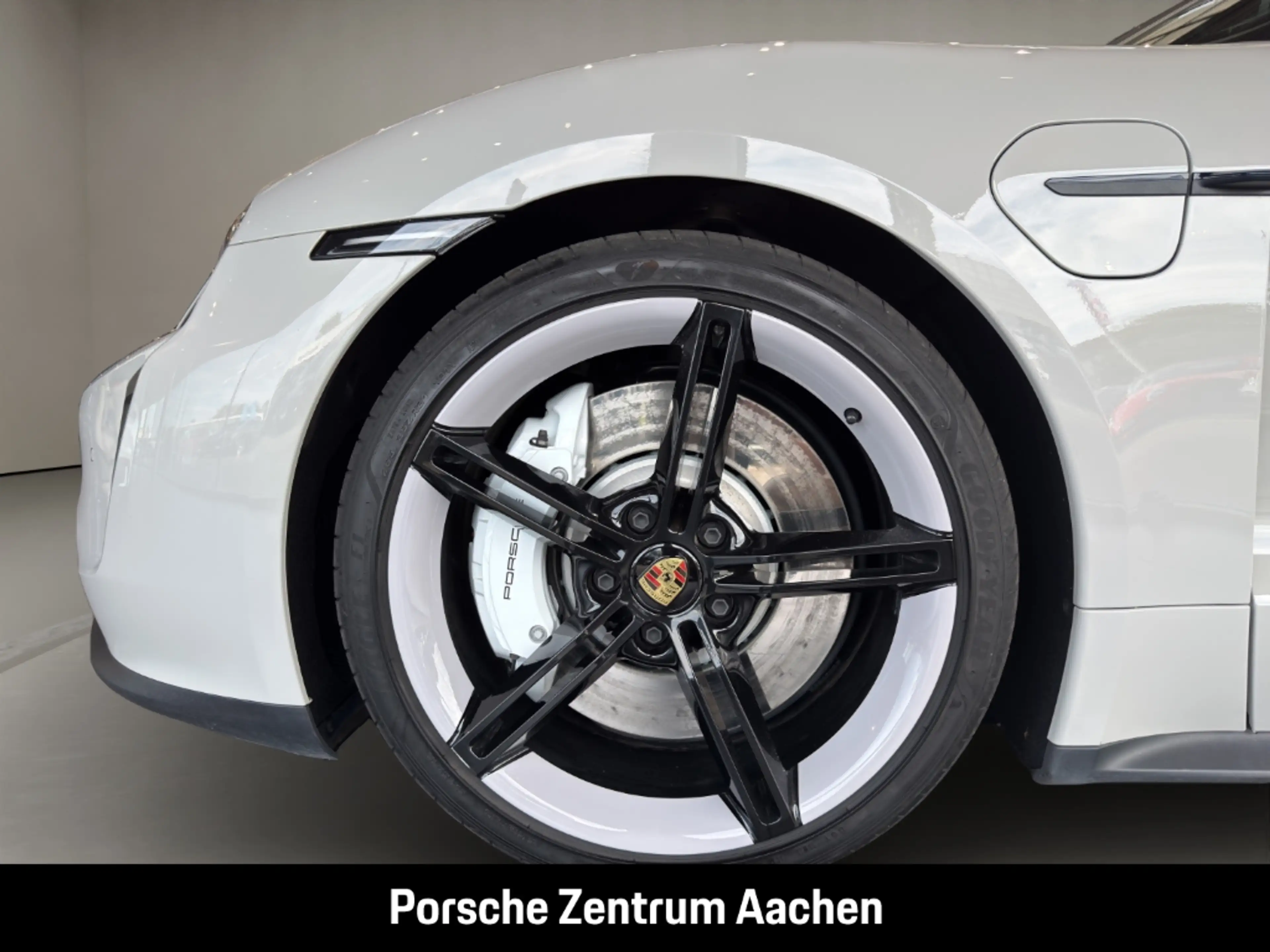Porsche Taycan GTS Sport Turismo — photo 10