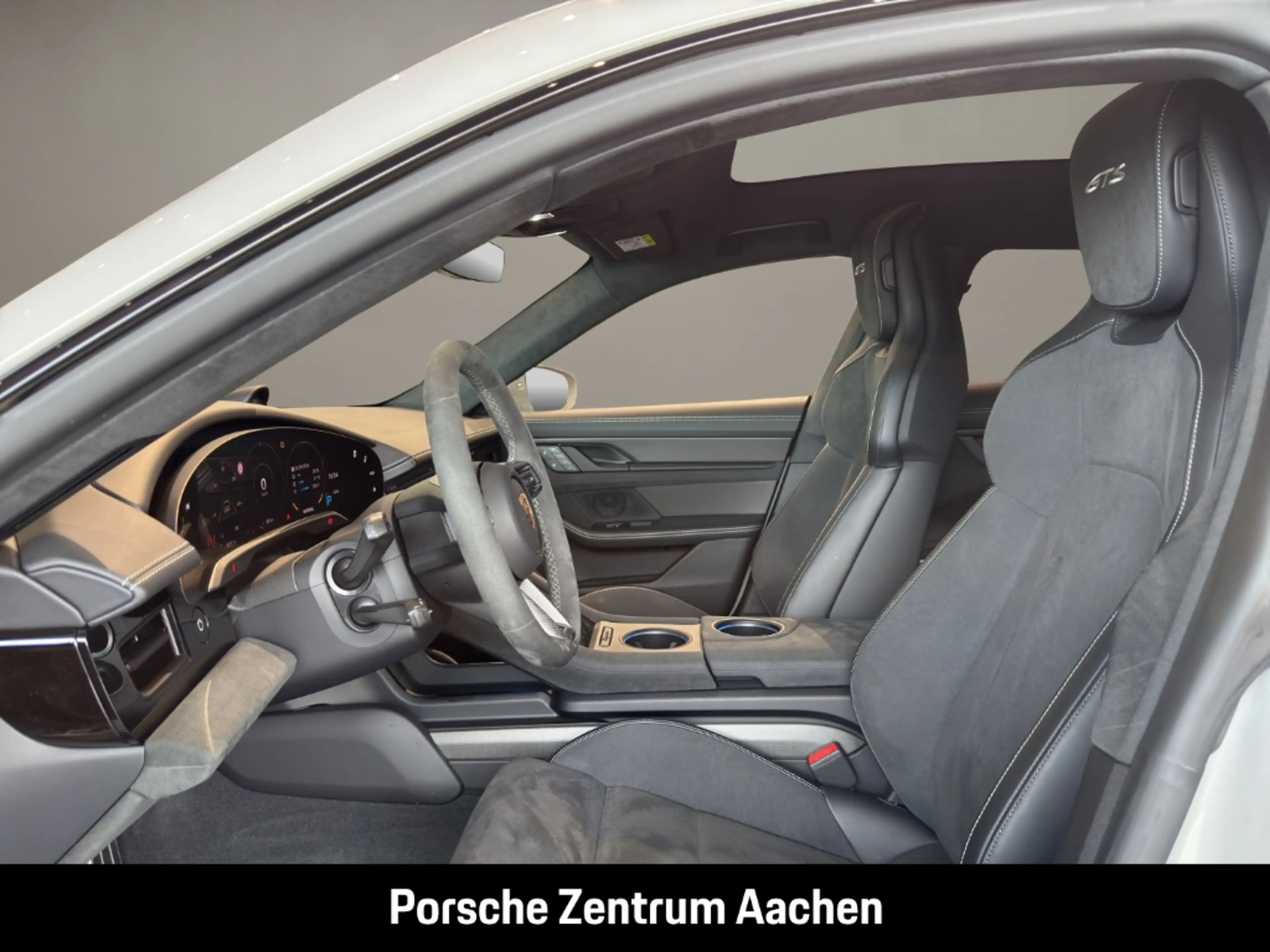 Porsche Taycan GTS Sport Turismo — photo 11