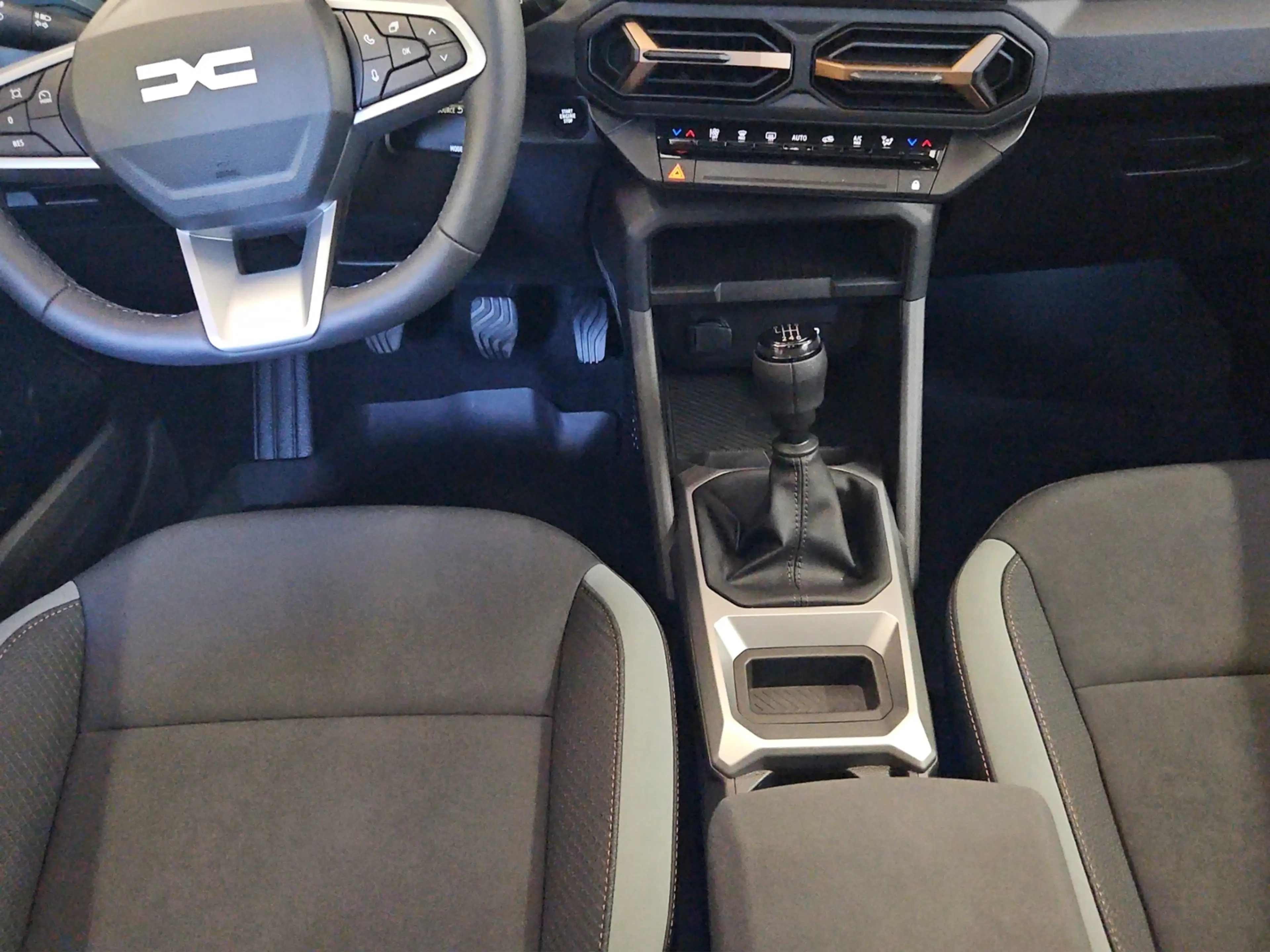 Dacia Bigster TCe 140 Extreme Pano Winter+ Citypaket el. Heckla — photo 11