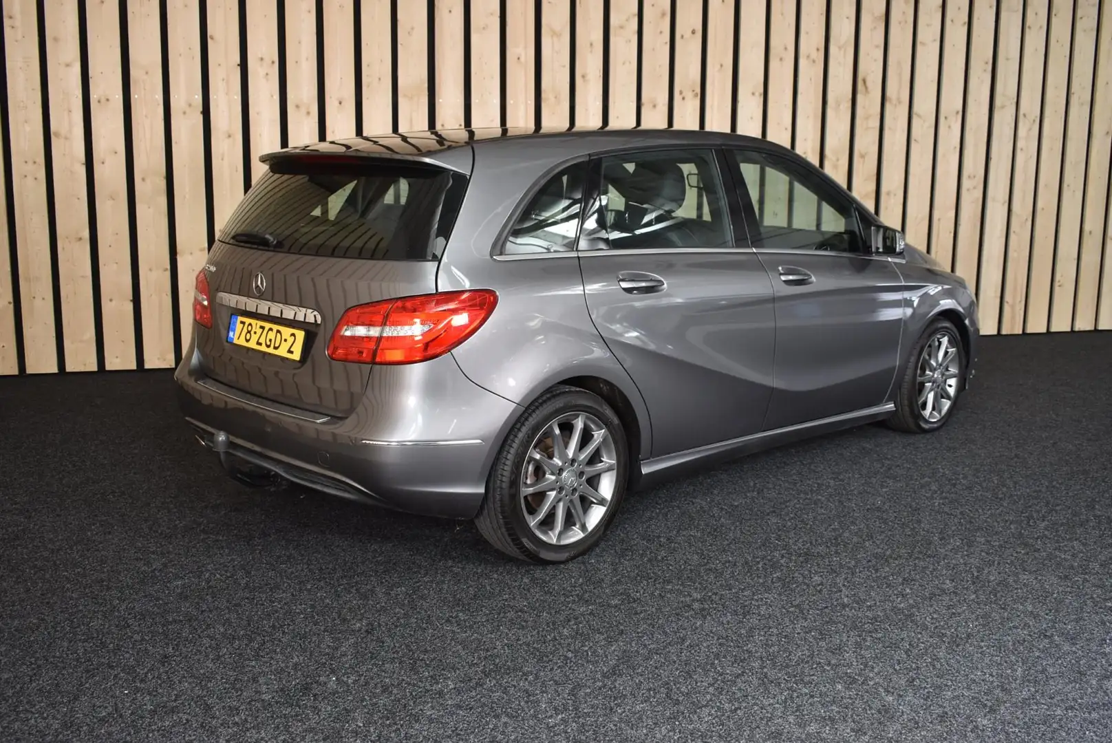 Mercedes-Benz B 200 Ambition 107dkm Trekhaak Navi Bi-Xenon LED Clima C Grijs - 2