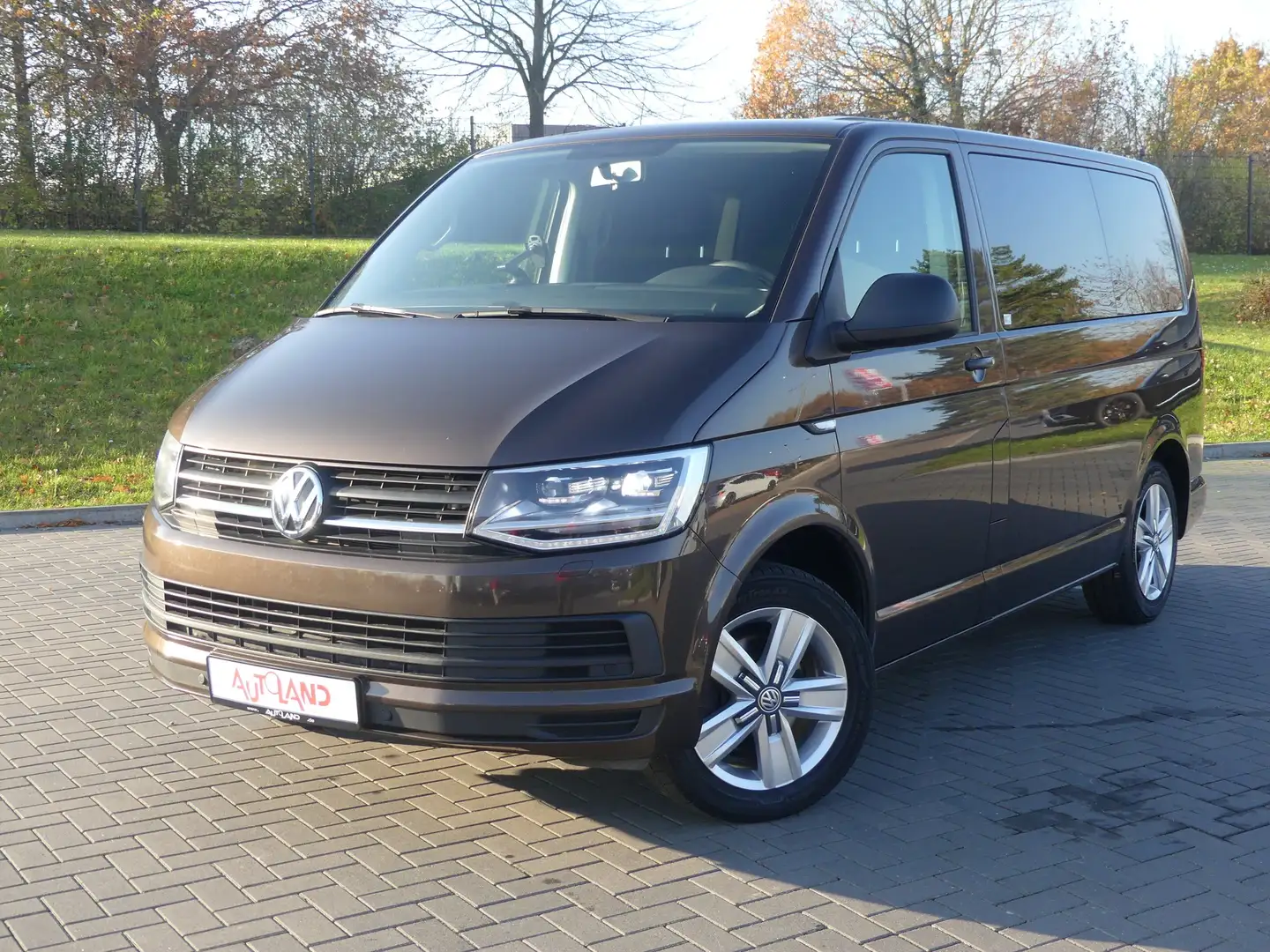 Volkswagen T6 Multivan T6 2.0 TDI Multivan LED Tempomat AHK Klima PDC Brun - 2