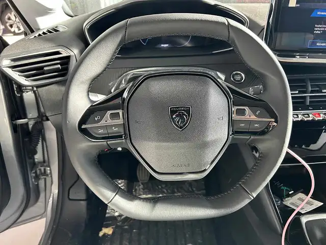 Peugeot 208 view 14