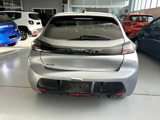 Peugeot 208 view 5