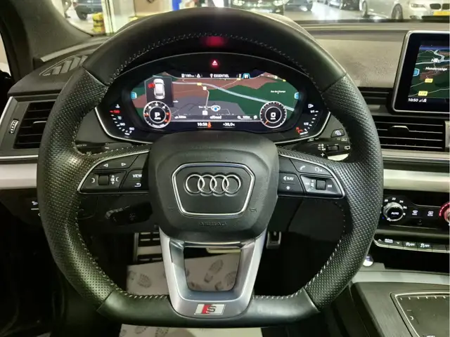 Audi Q5 view 10