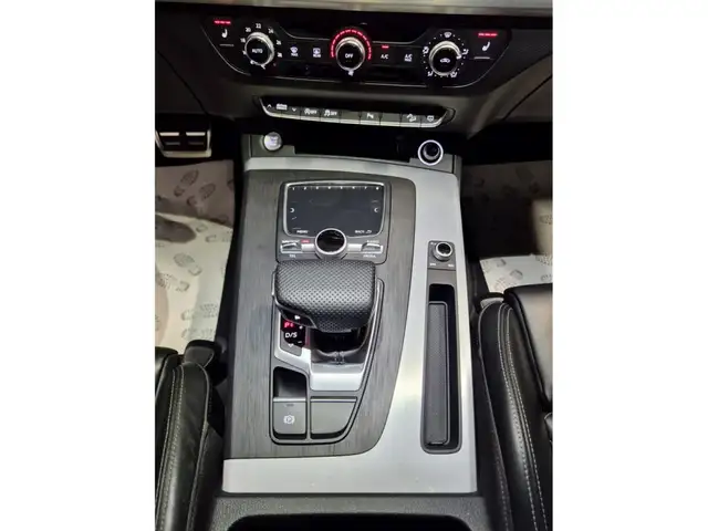 Audi Q5 view 12