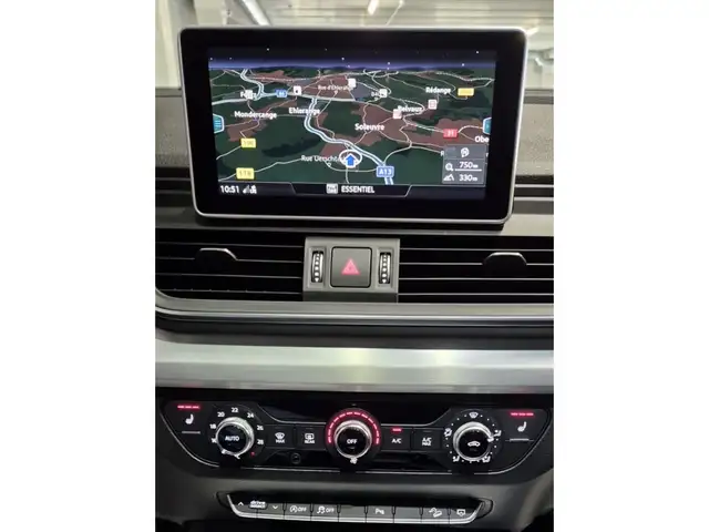 Audi Q5 view 11