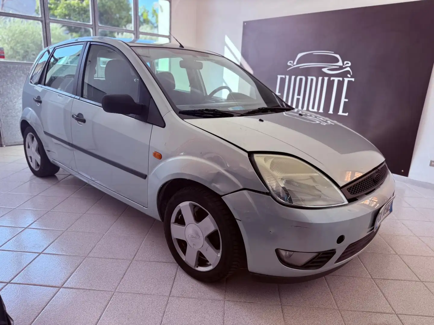 Ford Fiesta Fiesta V 2002 5p 1.4 tdci Ghia Gris - 2