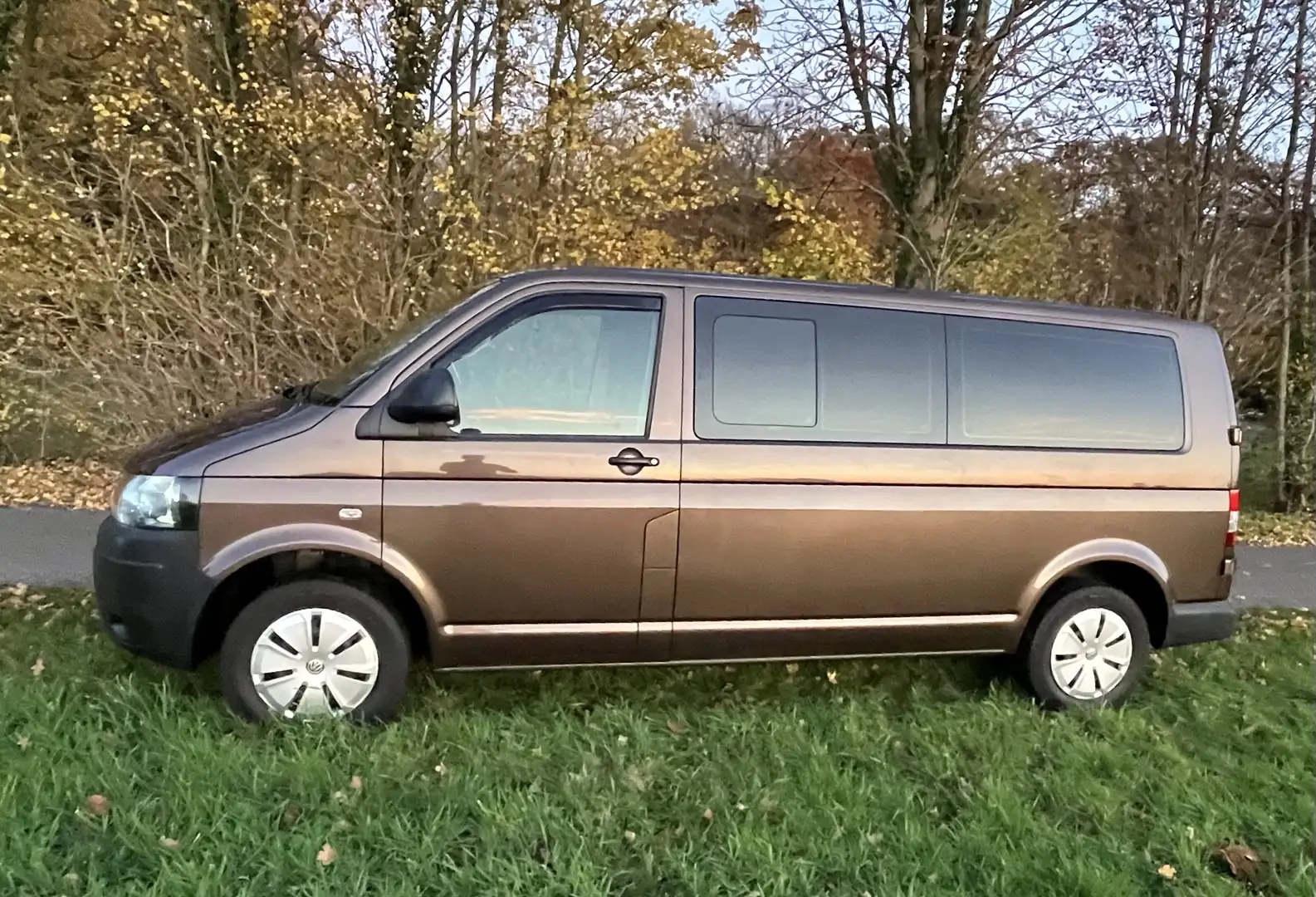 Volkswagen T5 Transporter Kombi lang Braun - 2