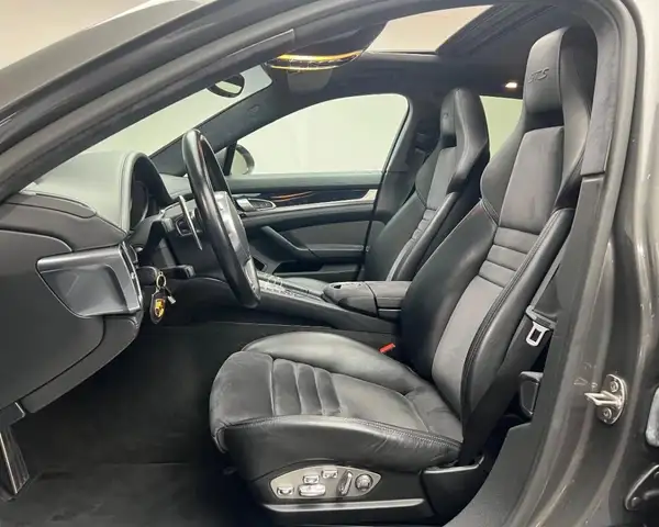 Porsche Panamera view 8