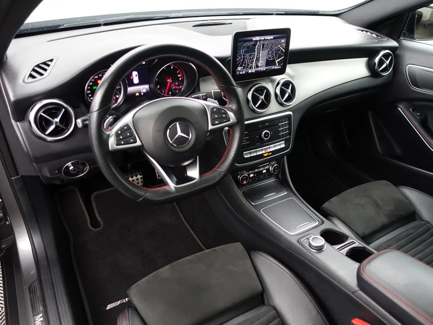 Mercedes-Benz GLA 180 AMG Night Edition Aut- Panoramadak, Sfeerverlichti Gris - 2