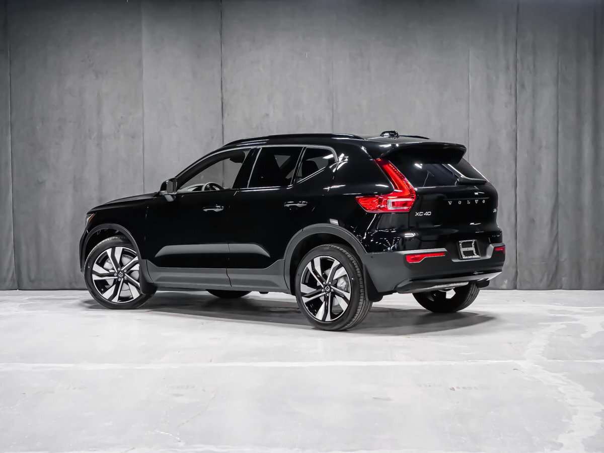 2026 Volvo XC40 Plus (Dark Theme) alt 4