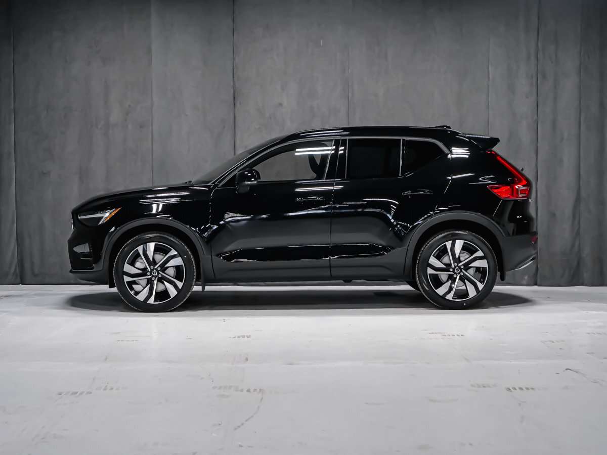 2026 Volvo XC40 Plus (Dark Theme) alt 3