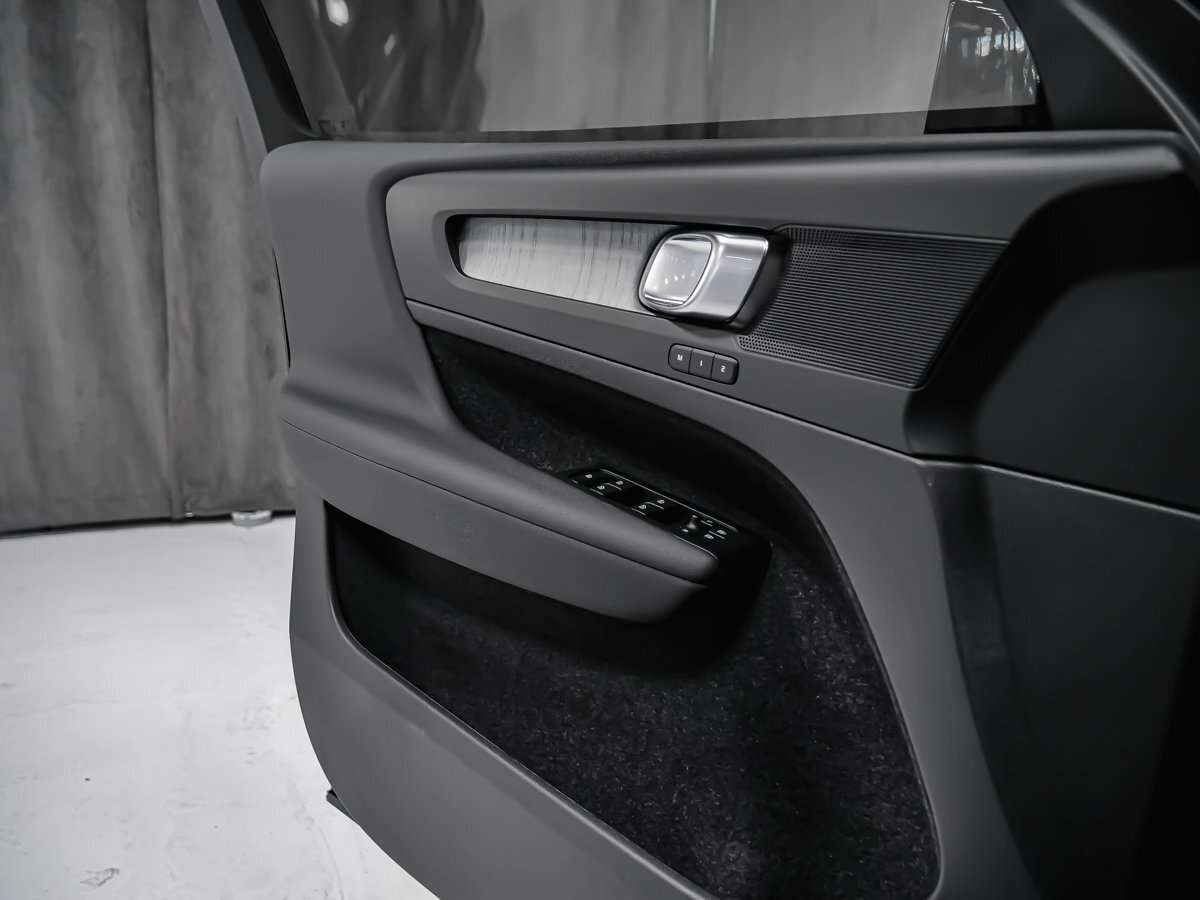 2026 Volvo XC40 Plus (Dark Theme) thumb 9