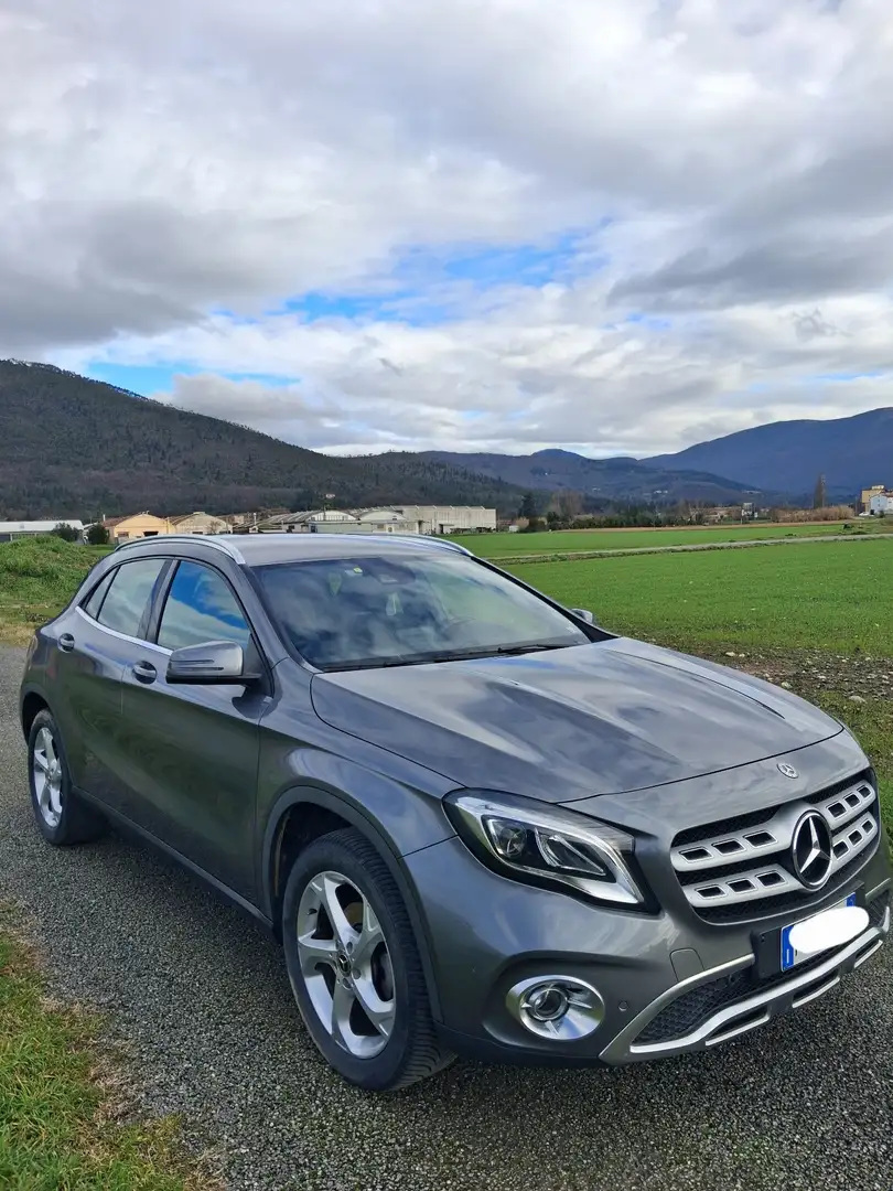 Mercedes-Benz 180 GLA Automatic Sport Gris - 1