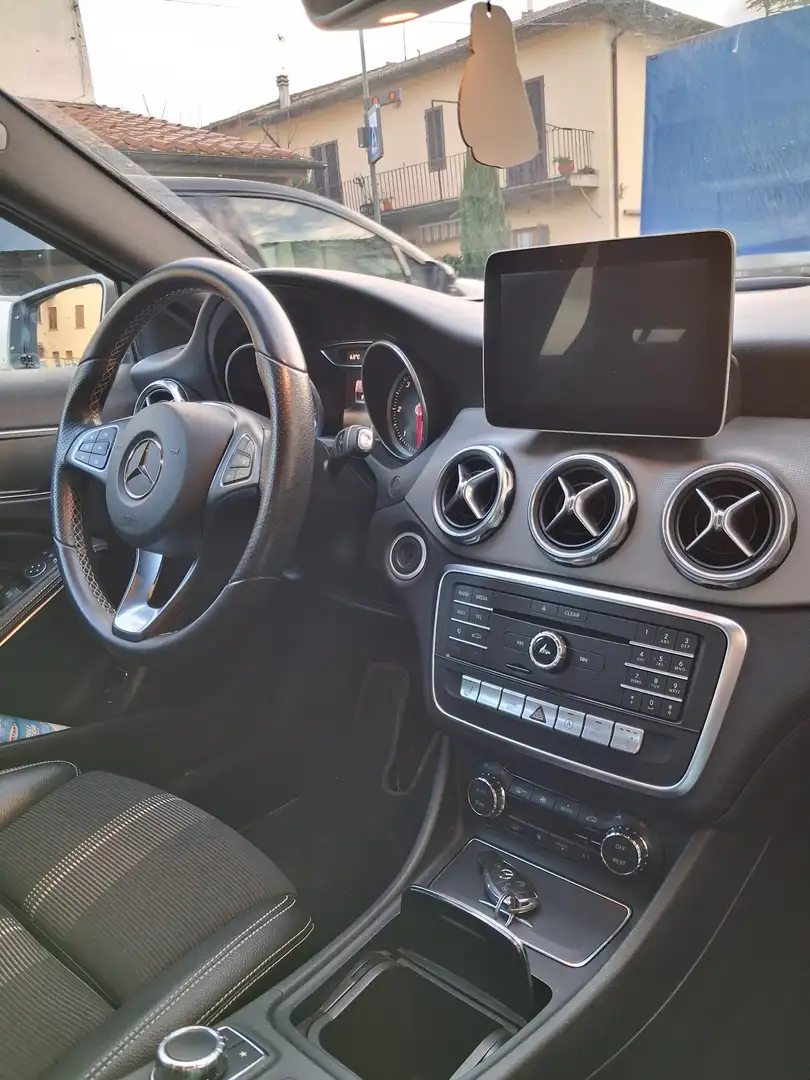 Mercedes-Benz 180 GLA Automatic Sport Gris - 2