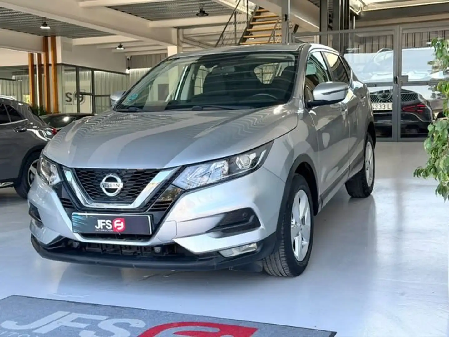 Nissan Qashqai 1.5 DCI 115 CV Gris - 2
