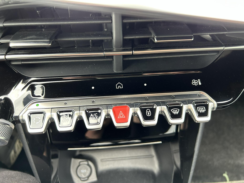 Peugeot e-2008 EV GT 54 kWh — photo 13