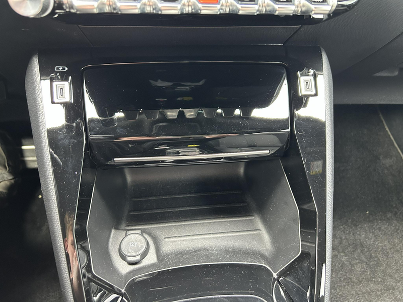 Peugeot e-2008 EV GT 54 kWh — photo 14