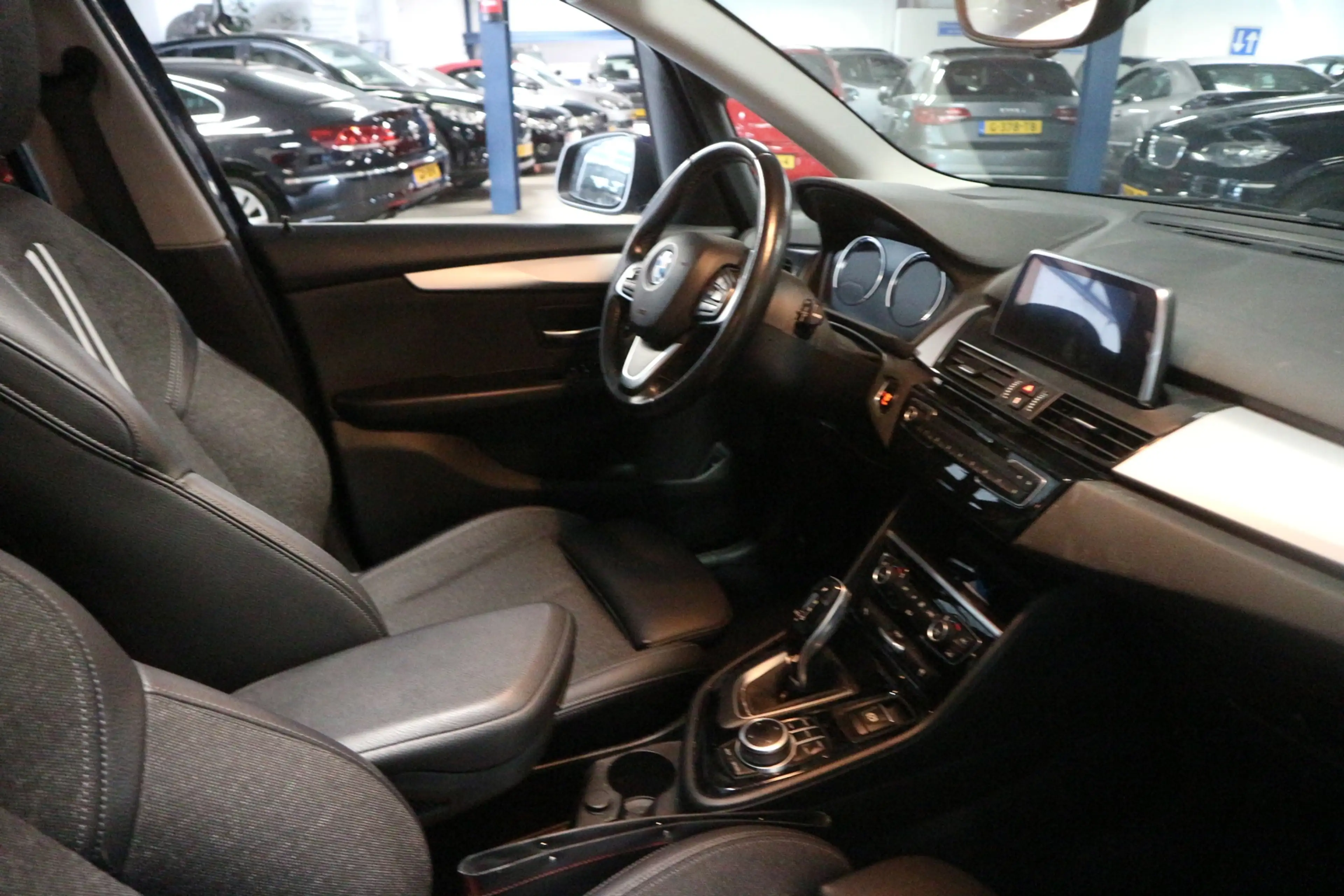 BMW 218 2-serie Active Tourer 218i AUT + PANO + SPORT + XE — photo 4