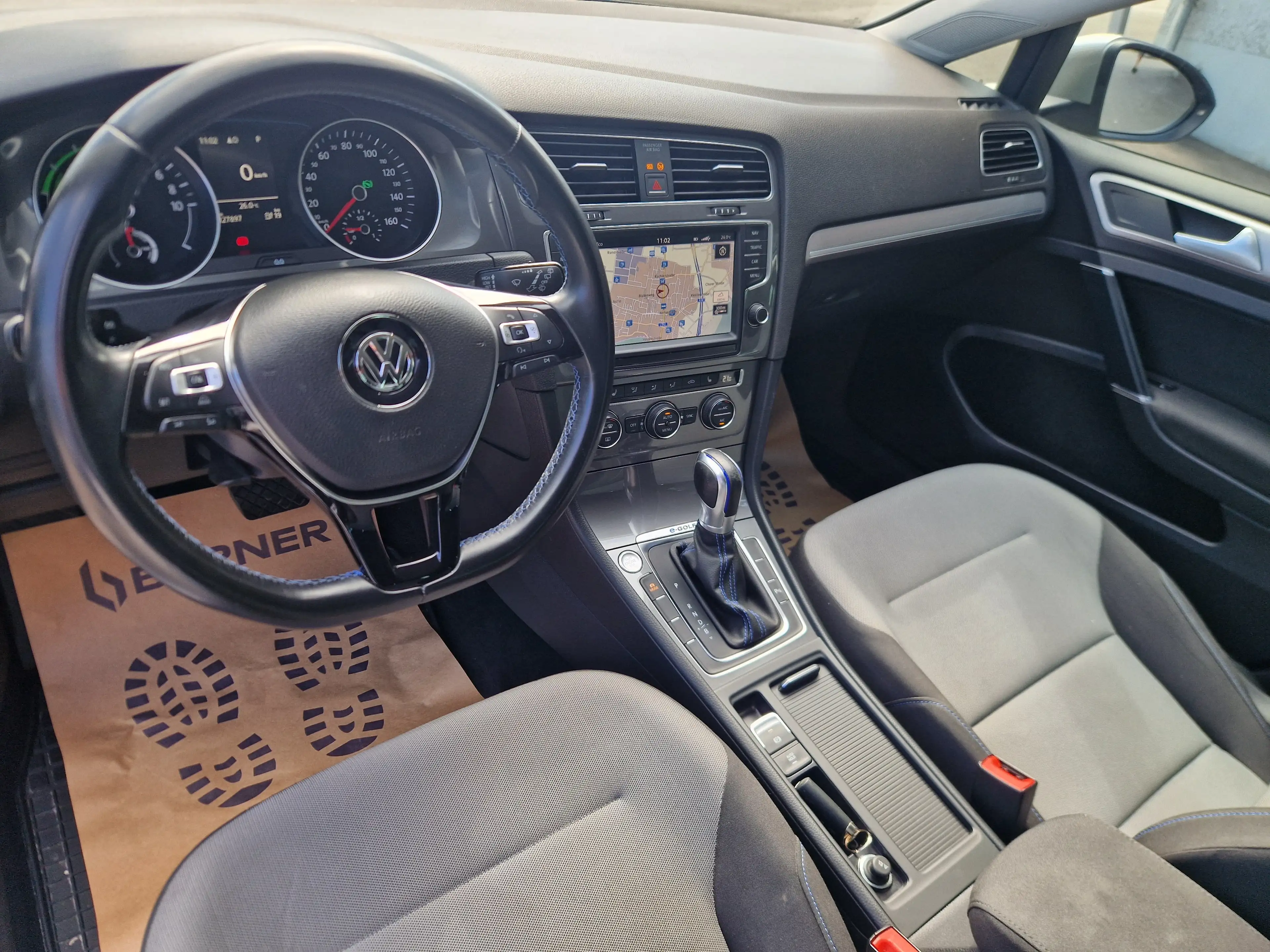 Volkswagen e-Golf — photo 15