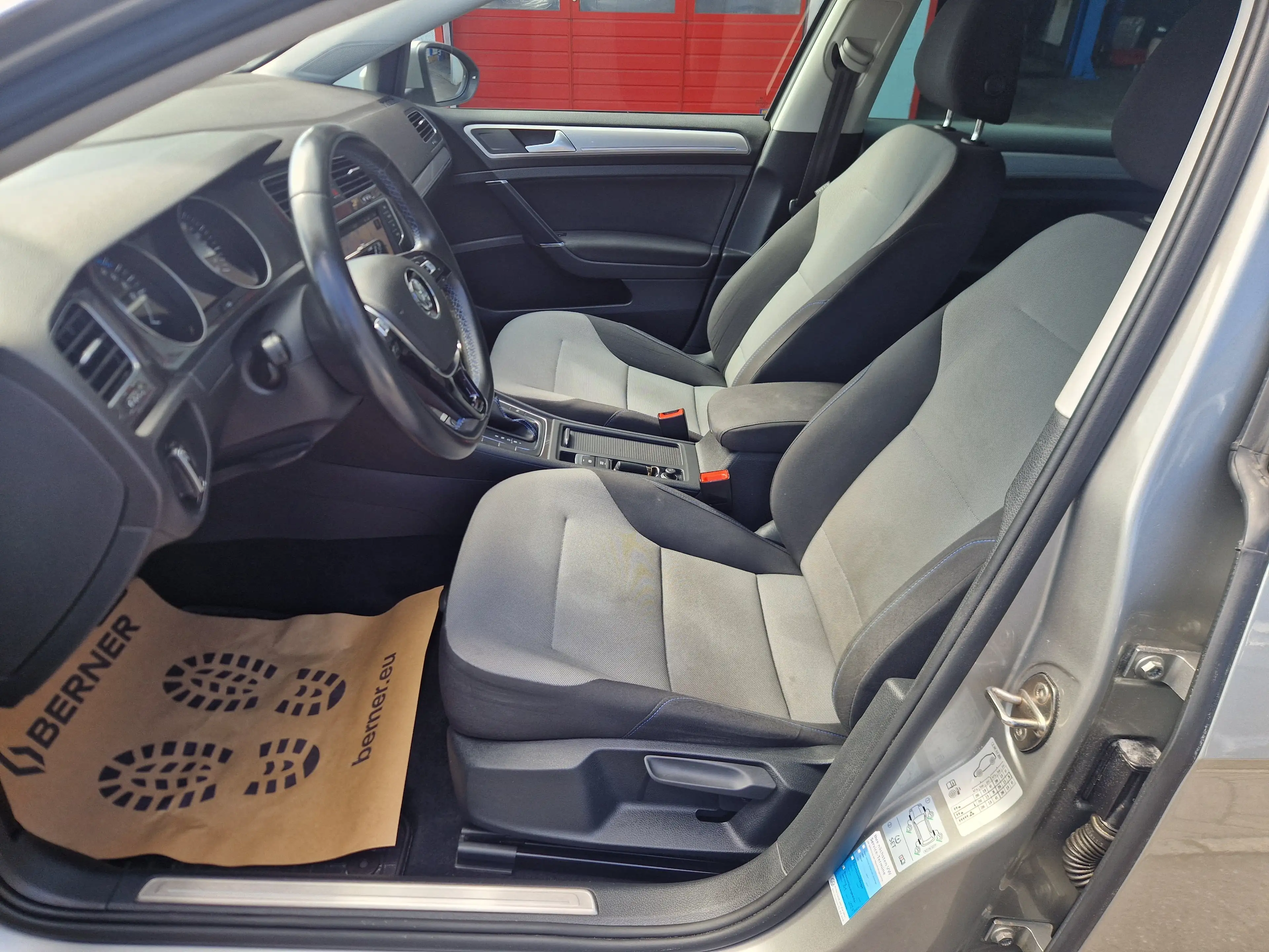 Volkswagen e-Golf — photo 13