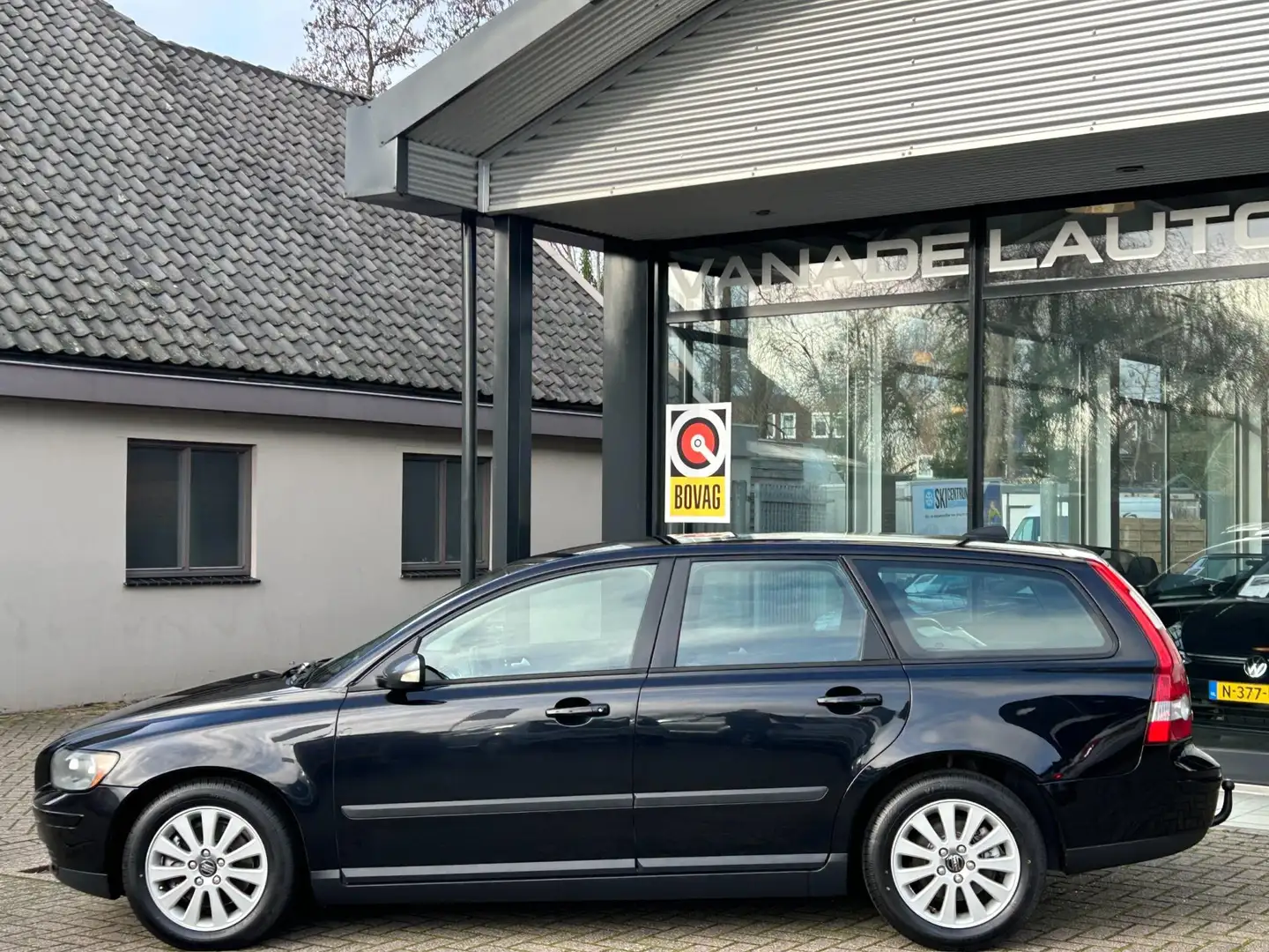 Volvo V50 2.4 Momentum Aut. Clima Cruise Trekhaak NAP NL-Aut Negru - 2