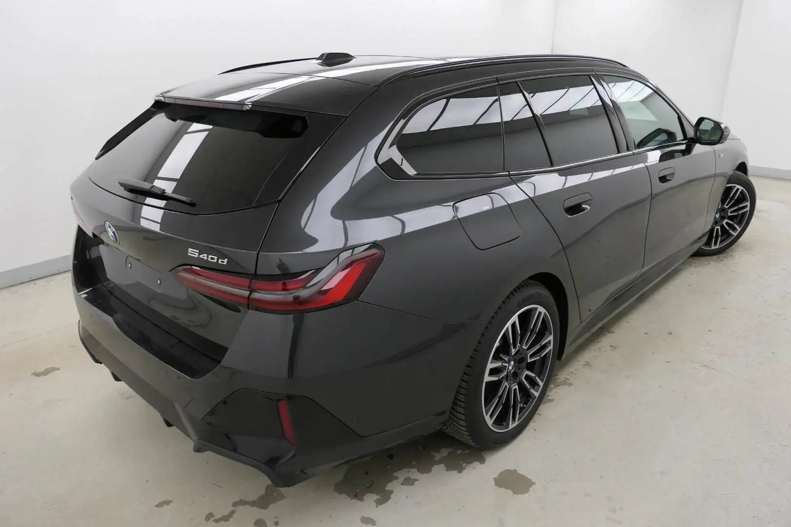 BMW 540 d xDrive Touring M Sport Anhängerkupplung Panorama Grau - 2