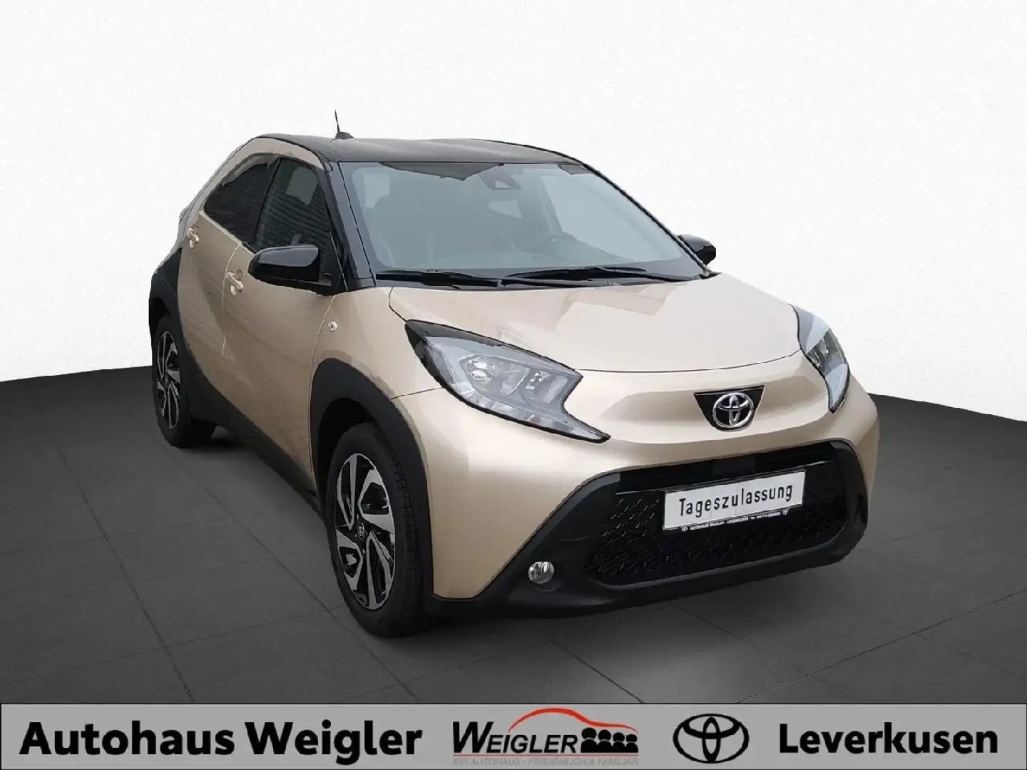 Toyota Aygo X 5-Türer Team D  5-Gang Klima Beige - 2