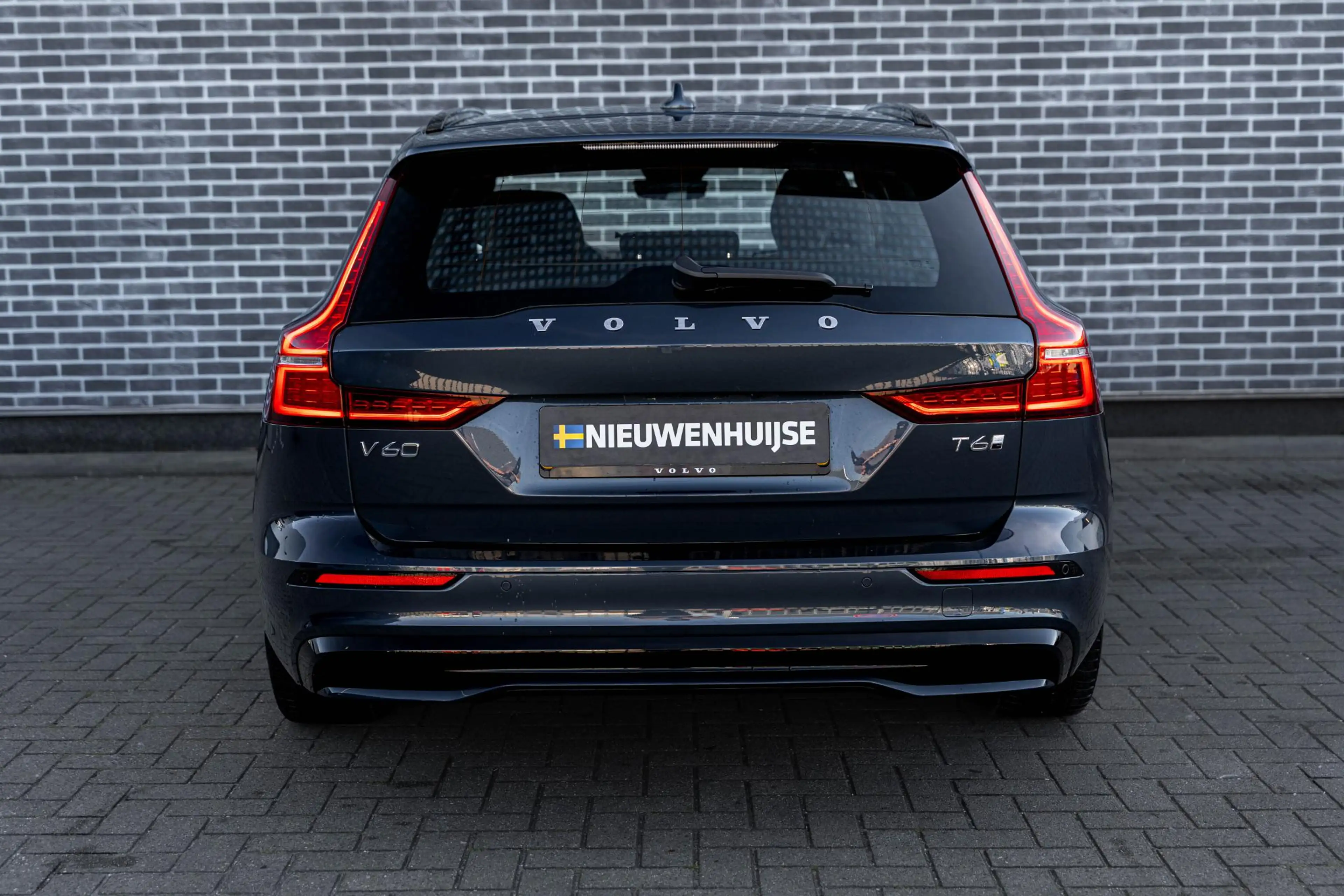 Volvo V60 2.0 T6 Plug-in Hybrid AWD Plus Dark | PHEV Long Ra — photo 8