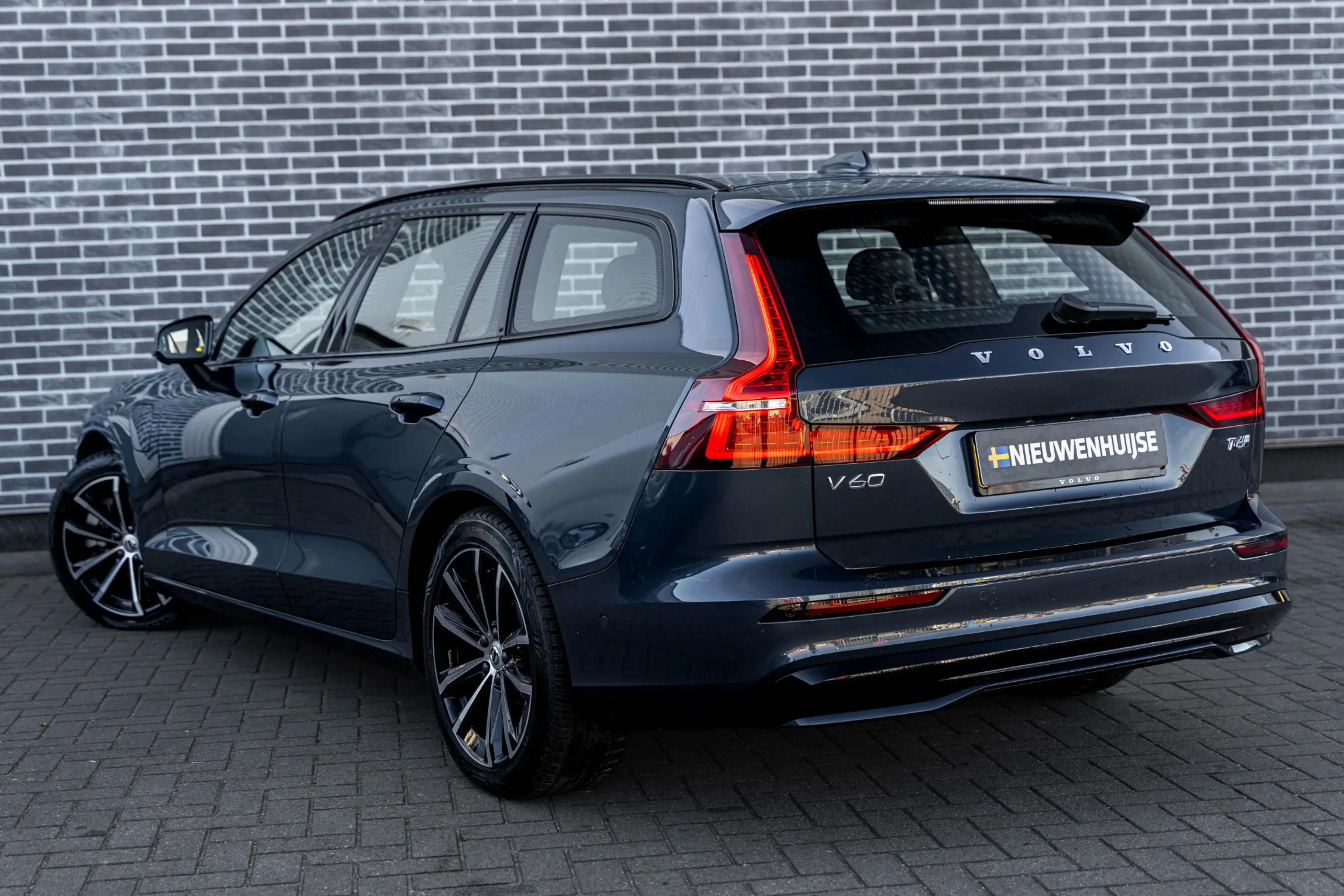 Volvo V60 2.0 T6 Plug-in Hybrid AWD Plus Dark | PHEV Long Ra — photo 4