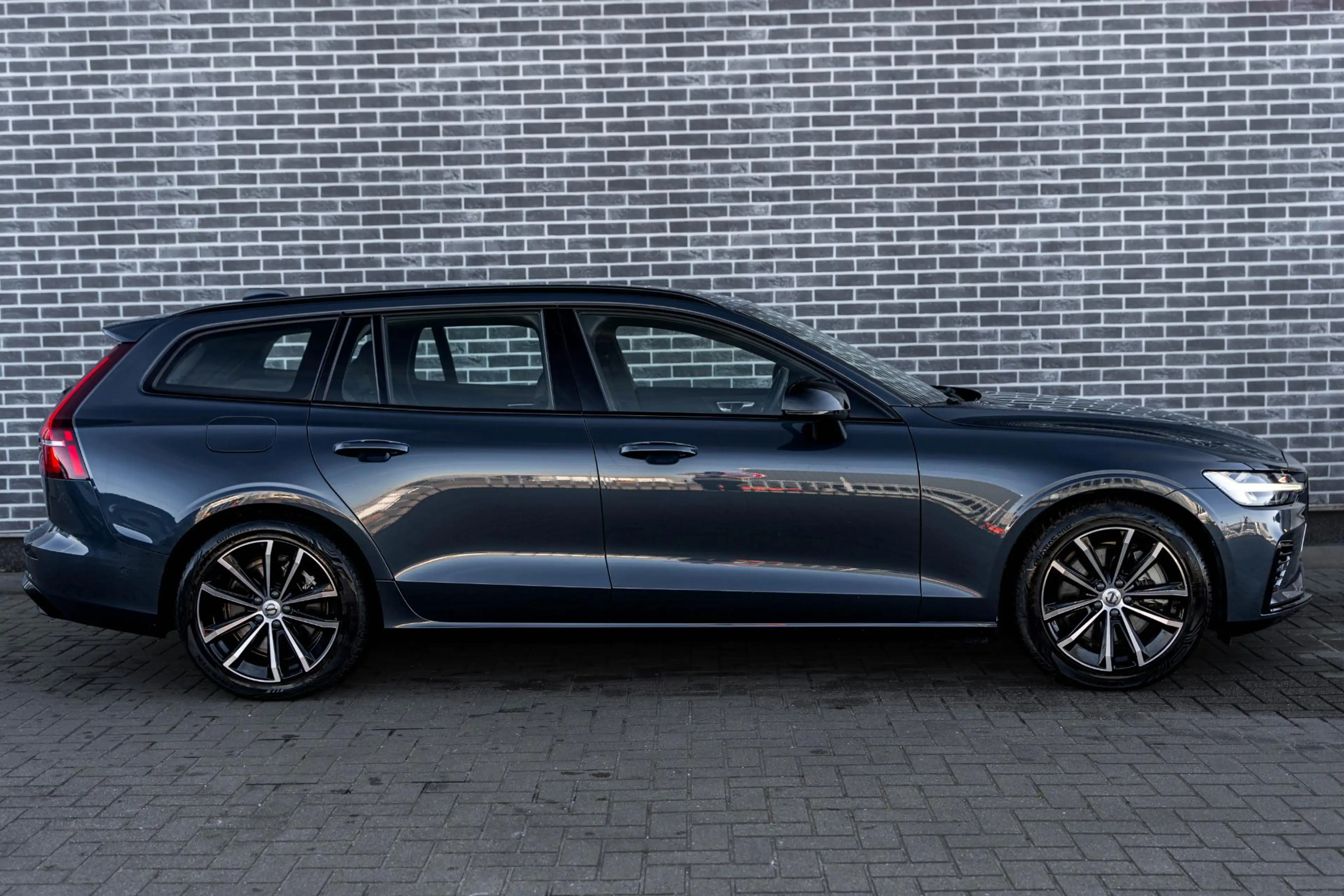 Volvo V60 2.0 T6 Plug-in Hybrid AWD Plus Dark | PHEV Long Ra — photo 10