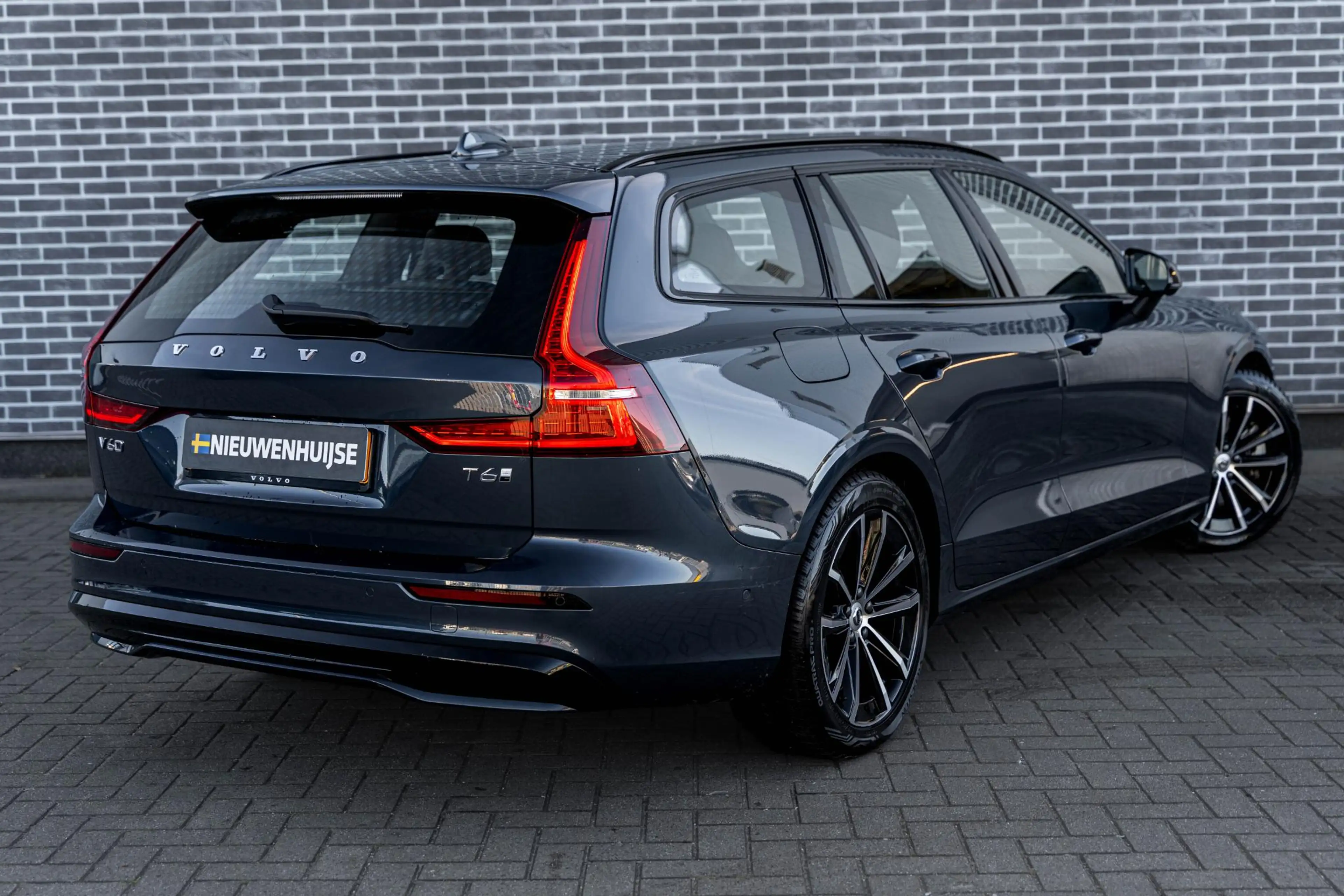 Volvo V60 2.0 T6 Plug-in Hybrid AWD Plus Dark | PHEV Long Ra — photo 5