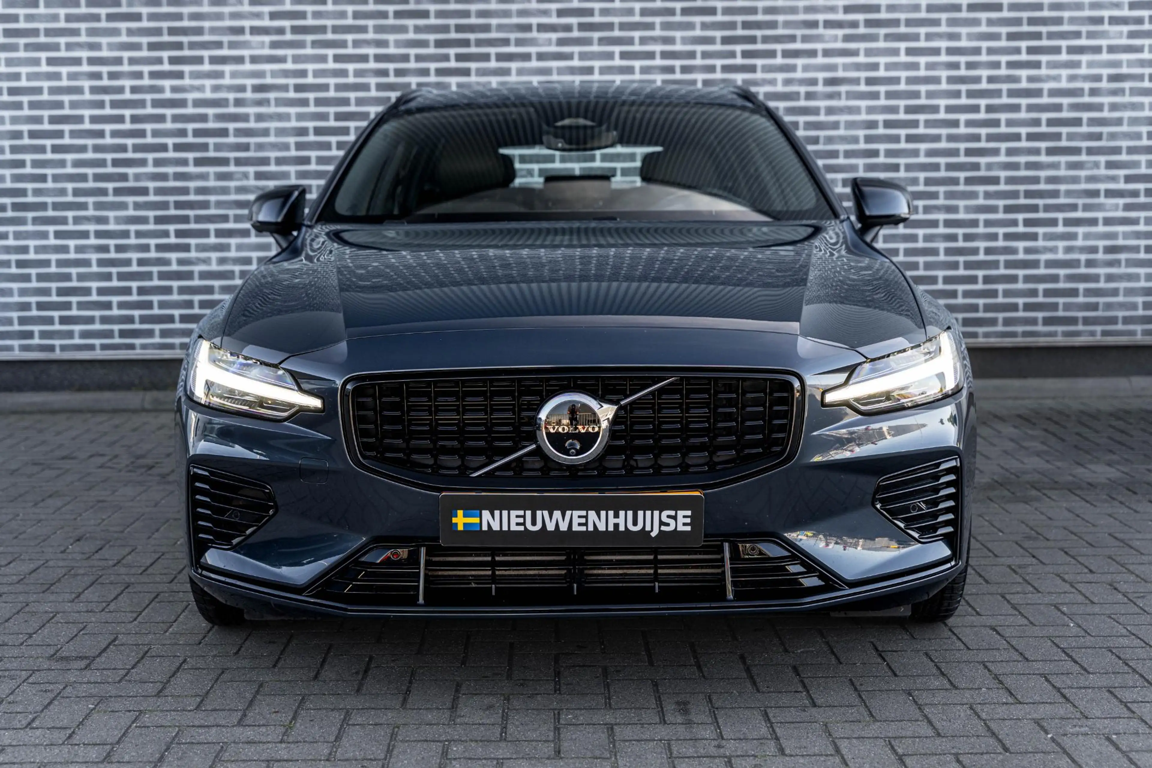 Volvo V60 2.0 T6 Plug-in Hybrid AWD Plus Dark | PHEV Long Ra — photo 7