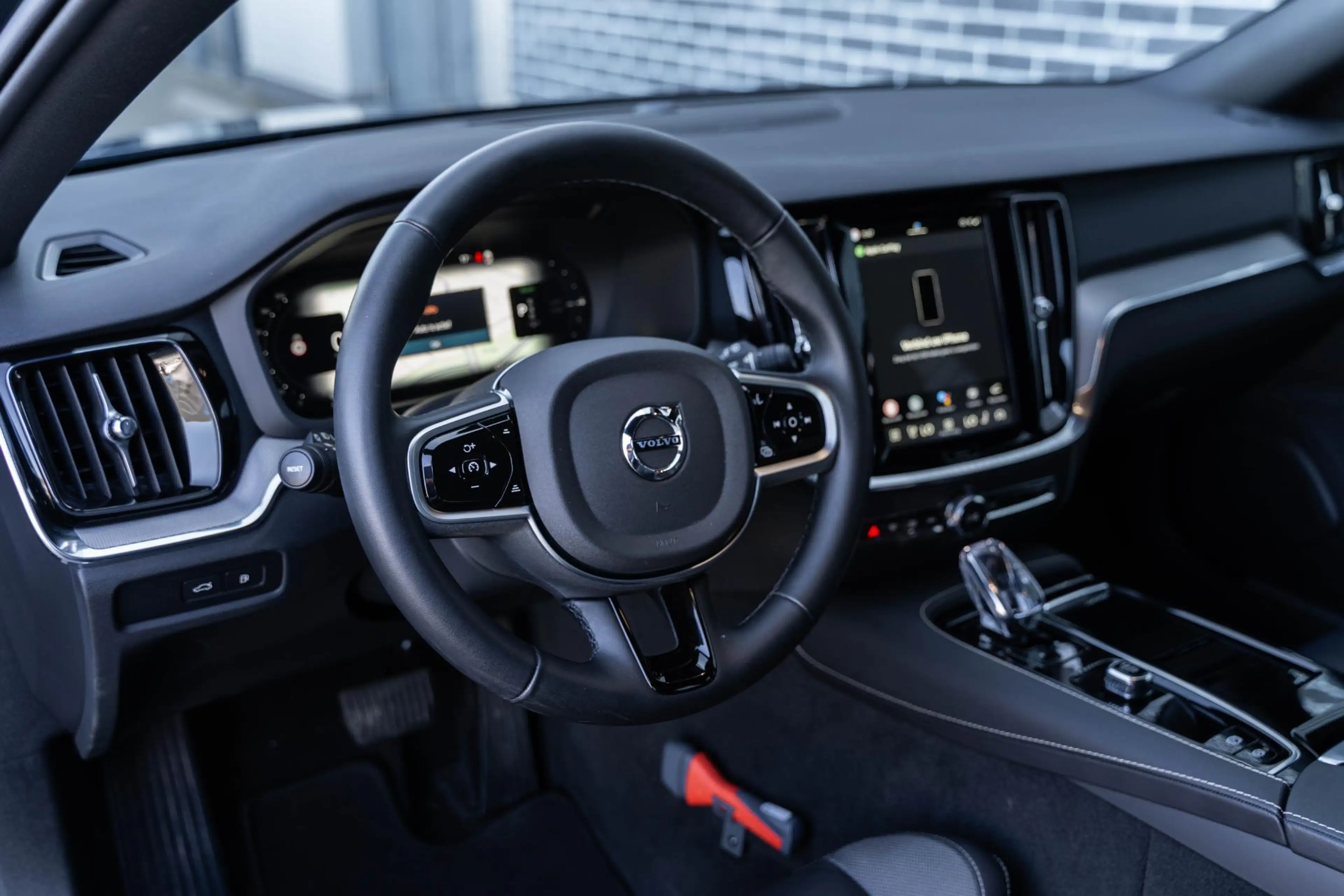 Volvo V60 2.0 T6 Plug-in Hybrid AWD Plus Dark | PHEV Long Ra — photo 13
