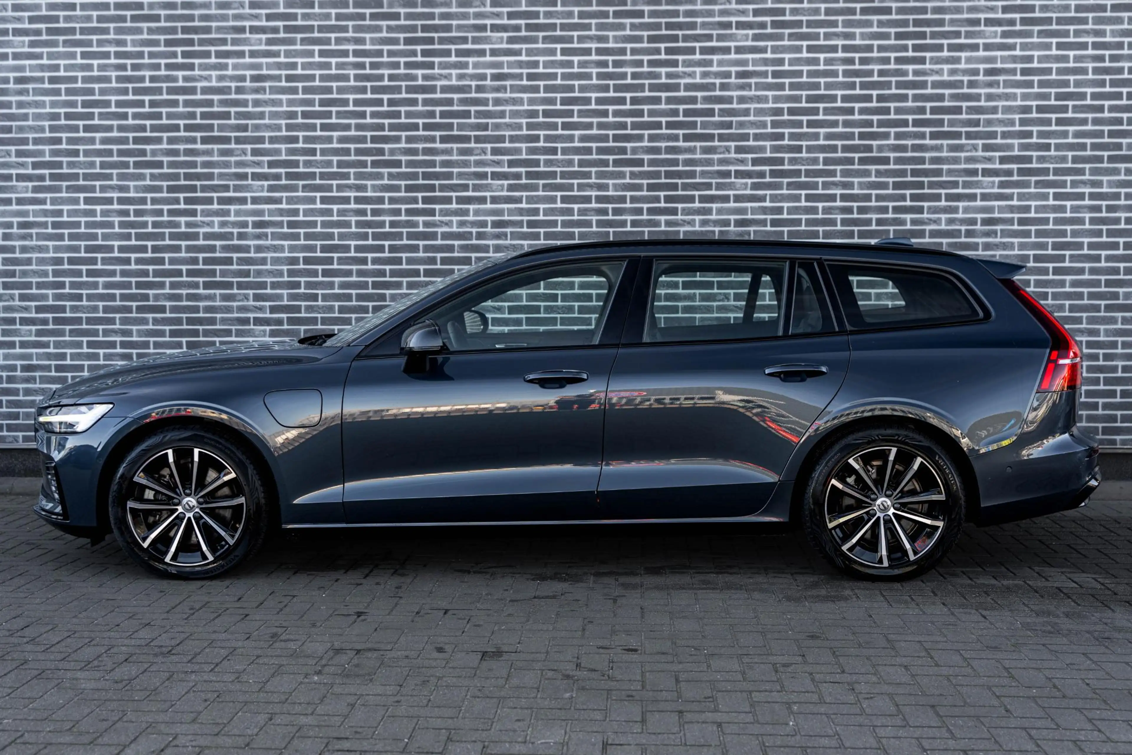 Volvo V60 2.0 T6 Plug-in Hybrid AWD Plus Dark | PHEV Long Ra — photo 9